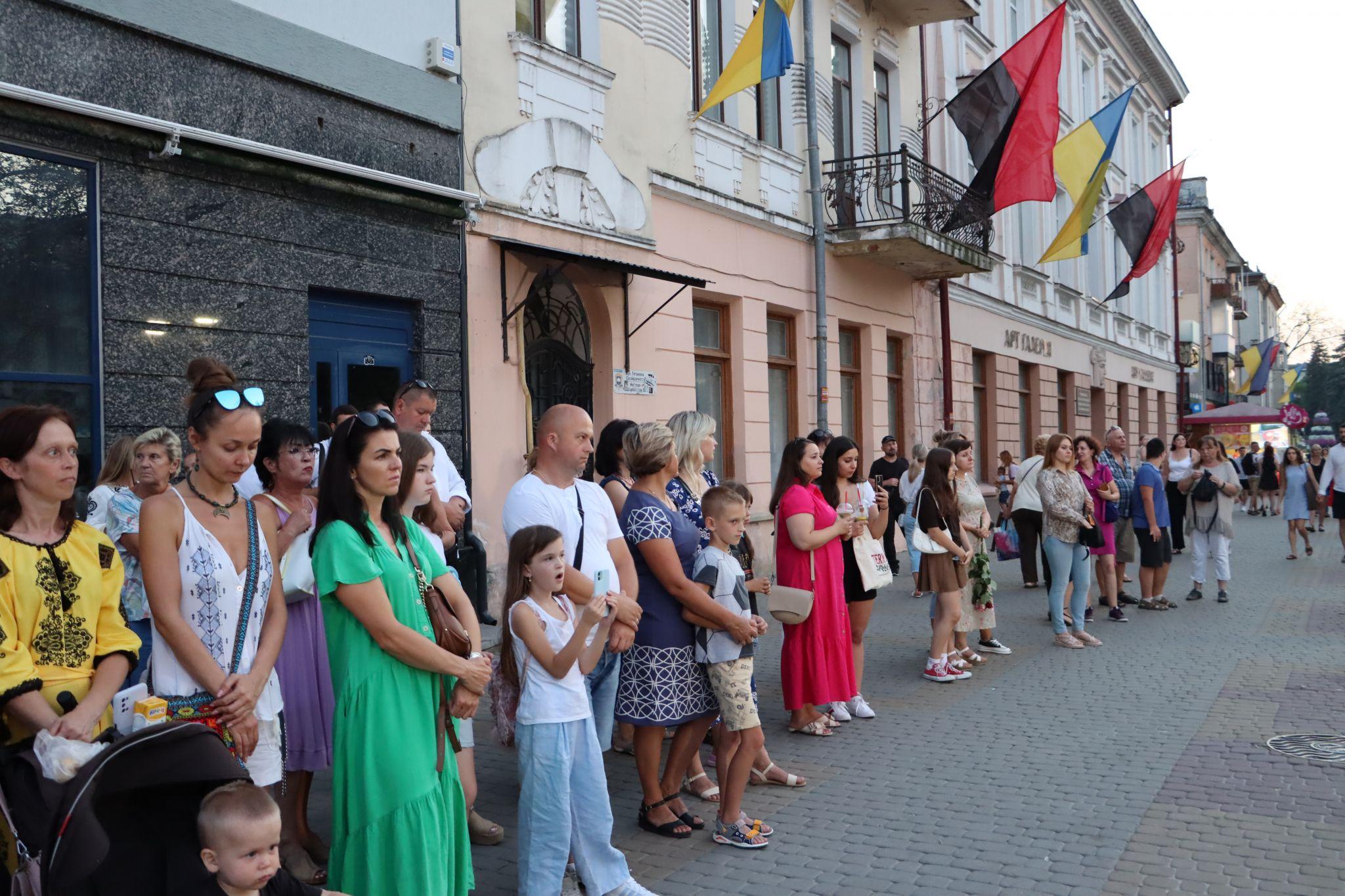 Новини Тернополя - фото з На вулиці Сагайдачного відкрили стелу, присвячену Героям: фоторепортаж