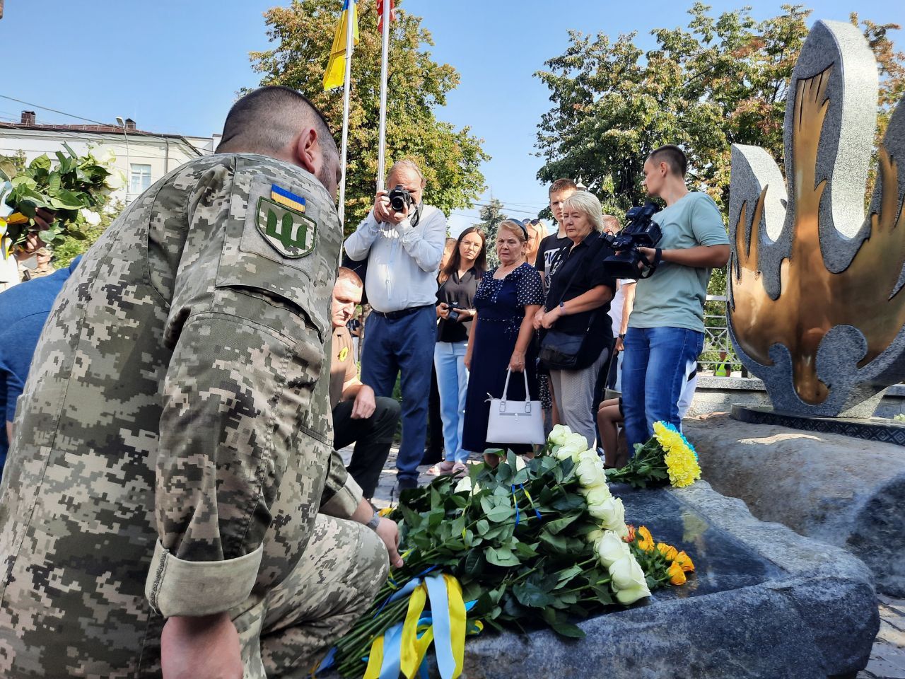 Новини Вінниці - фото з «Тут вони всі — всі наші хлопчики». На оновленій площі вшанували пам'ять загиблих вінничан