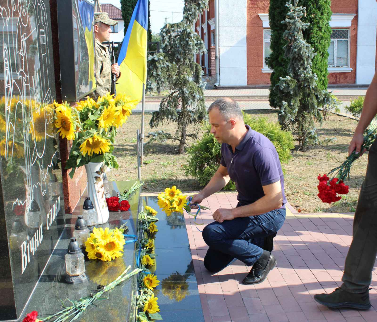 Новини Вінниці - фото з Залишилися батько, дружина та двоє дітей. Калинівка зустріла живим коридором свого Героя
