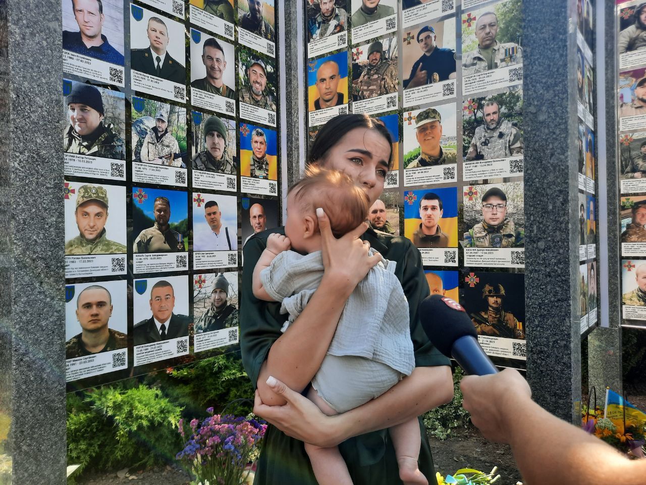 Новини Вінниці - фото з «Тут вони всі — всі наші хлопчики». На оновленій площі вшанували пам'ять загиблих вінничан