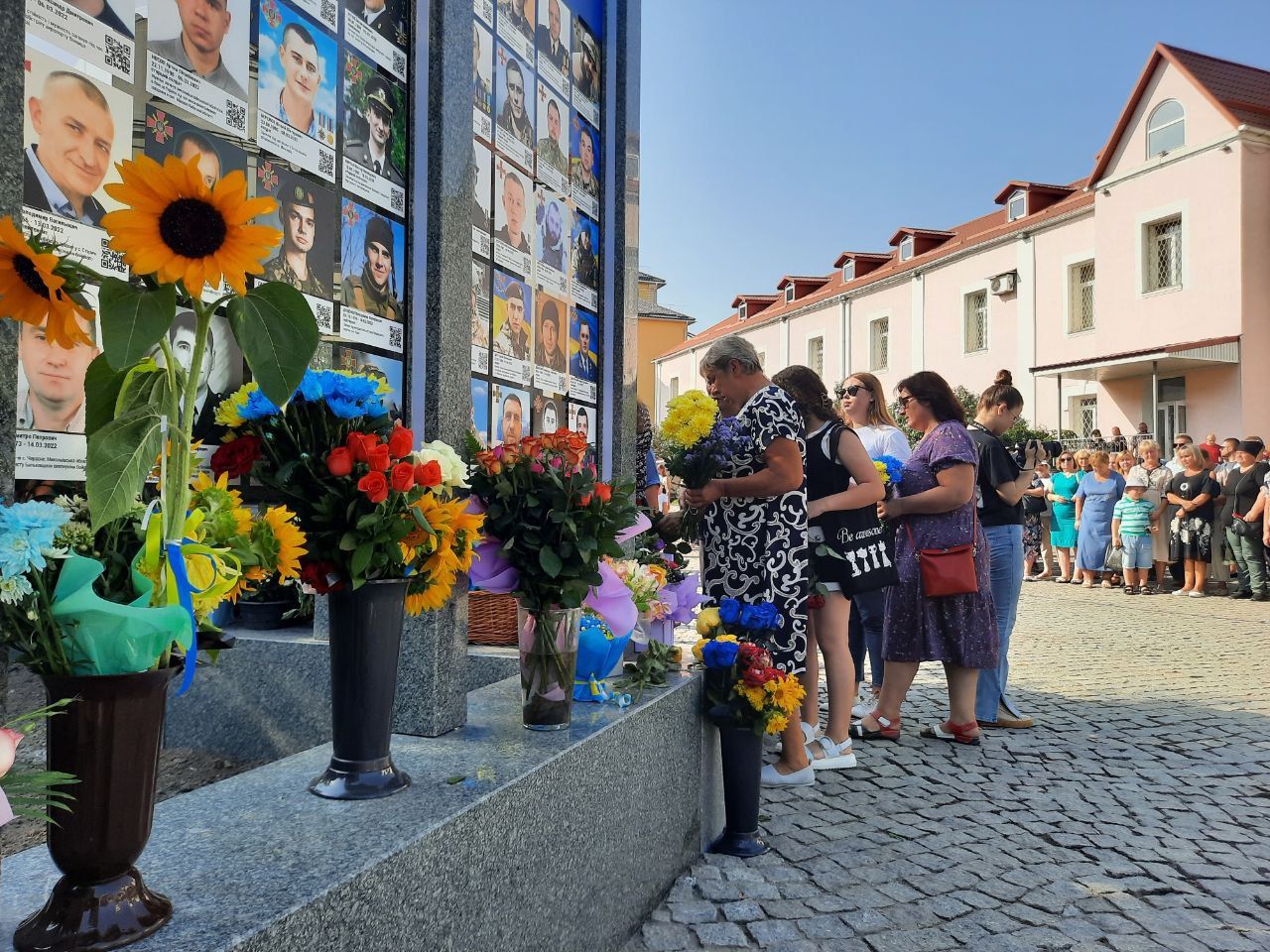 Новини Вінниці - фото з «Тут вони всі — всі наші хлопчики». На оновленій площі вшанували пам'ять загиблих вінничан