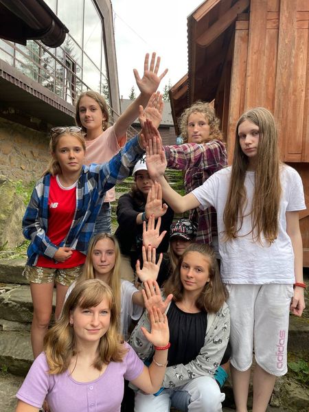 Новини Житомира - фото з 70 дітей-сиріт та дітей, позбавлених батьківського піклування, відпочили у Карпатах