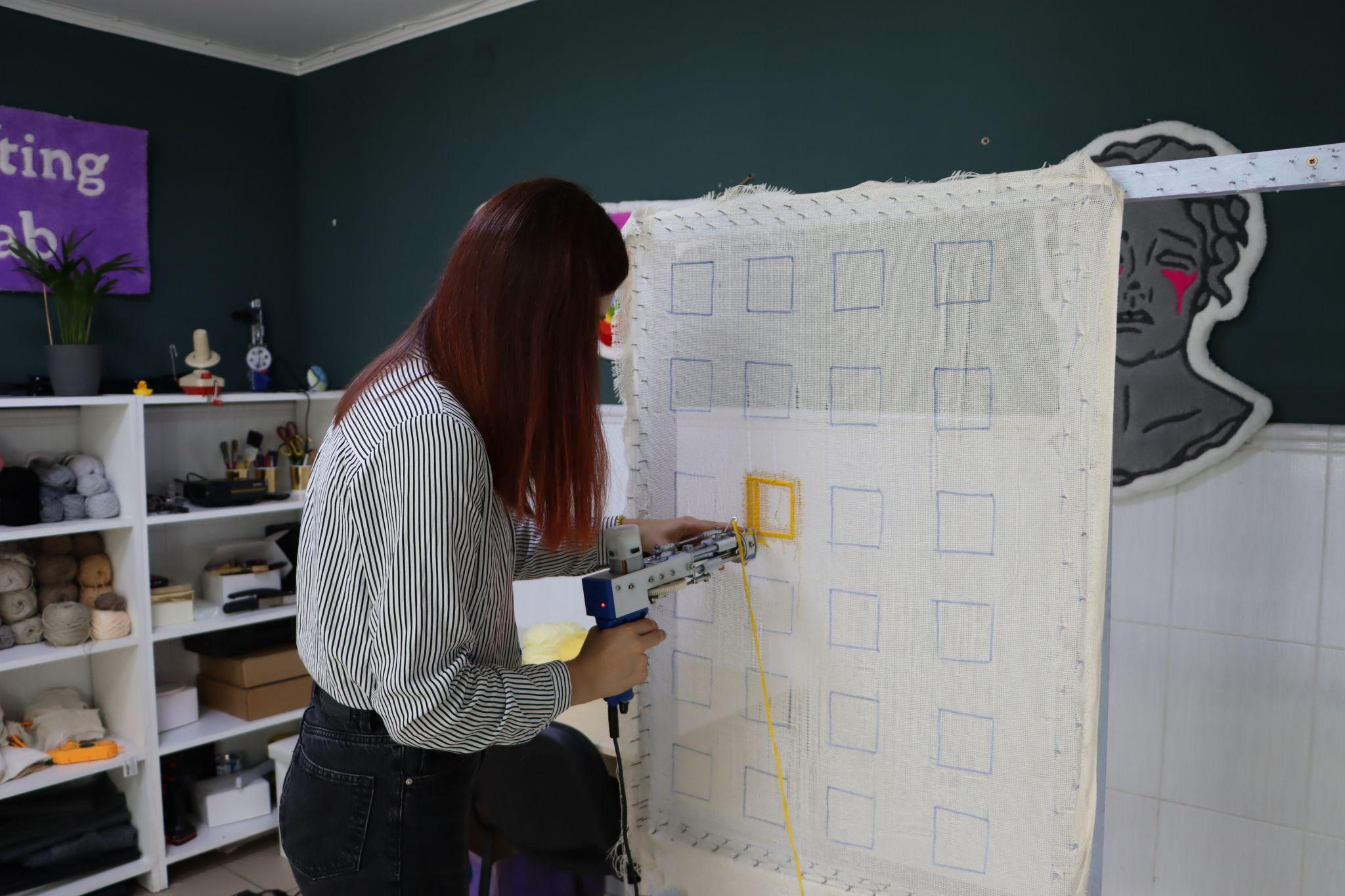 Новини Тернополя - фото з У 23 роки відкрила єдину у Тернополі майстерню тафтингових килимів: історія майстрині