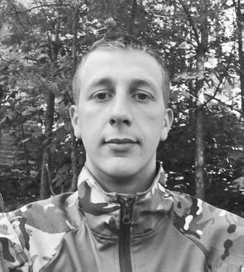 Можливо, це чорно-біле зображення 1 особа та усміхається