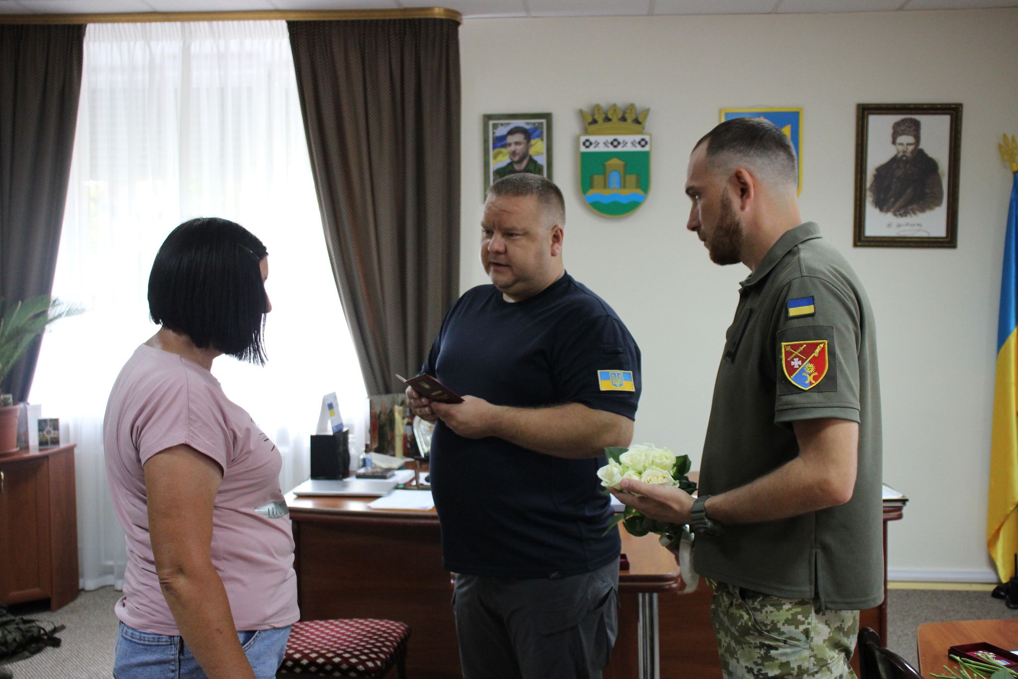 Новини Хмельницького - фото з Рідним загиблих військових з Хмельницького району передали державні нагороди