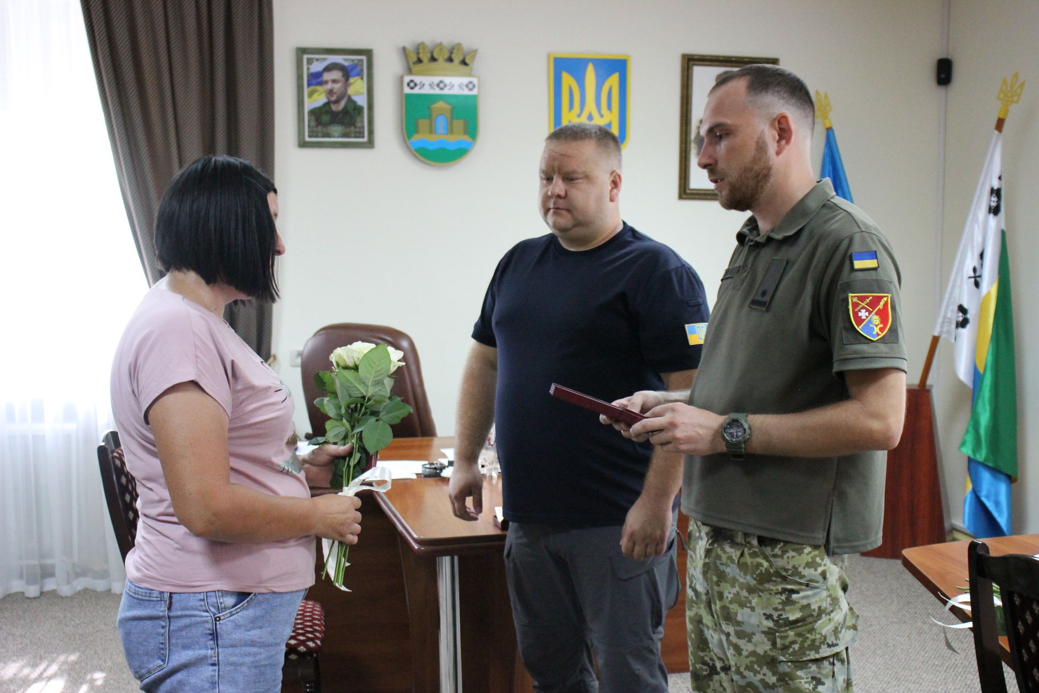 Новини Хмельницького - фото з Рідним загиблих військових з Хмельницького району передали державні нагороди