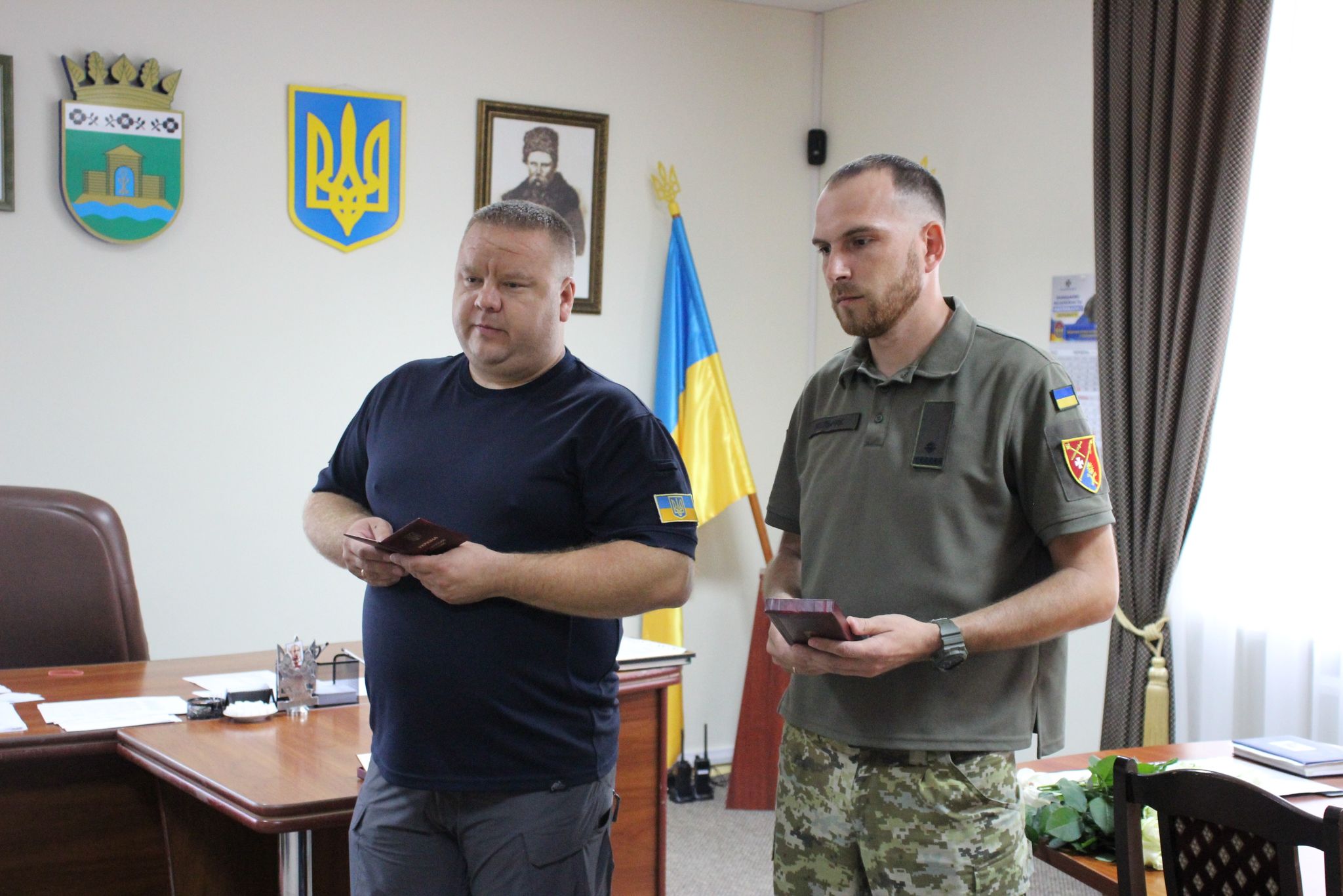 Новини Хмельницького - фото з Рідним загиблих військових з Хмельницького району передали державні нагороди