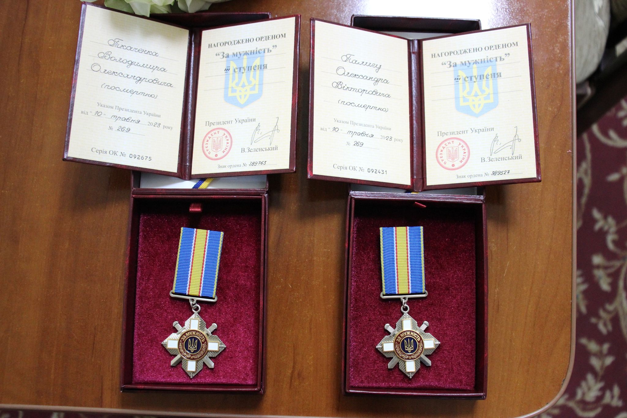 Новини Хмельницького - фото з Рідним загиблих військових з Хмельницького району передали державні нагороди