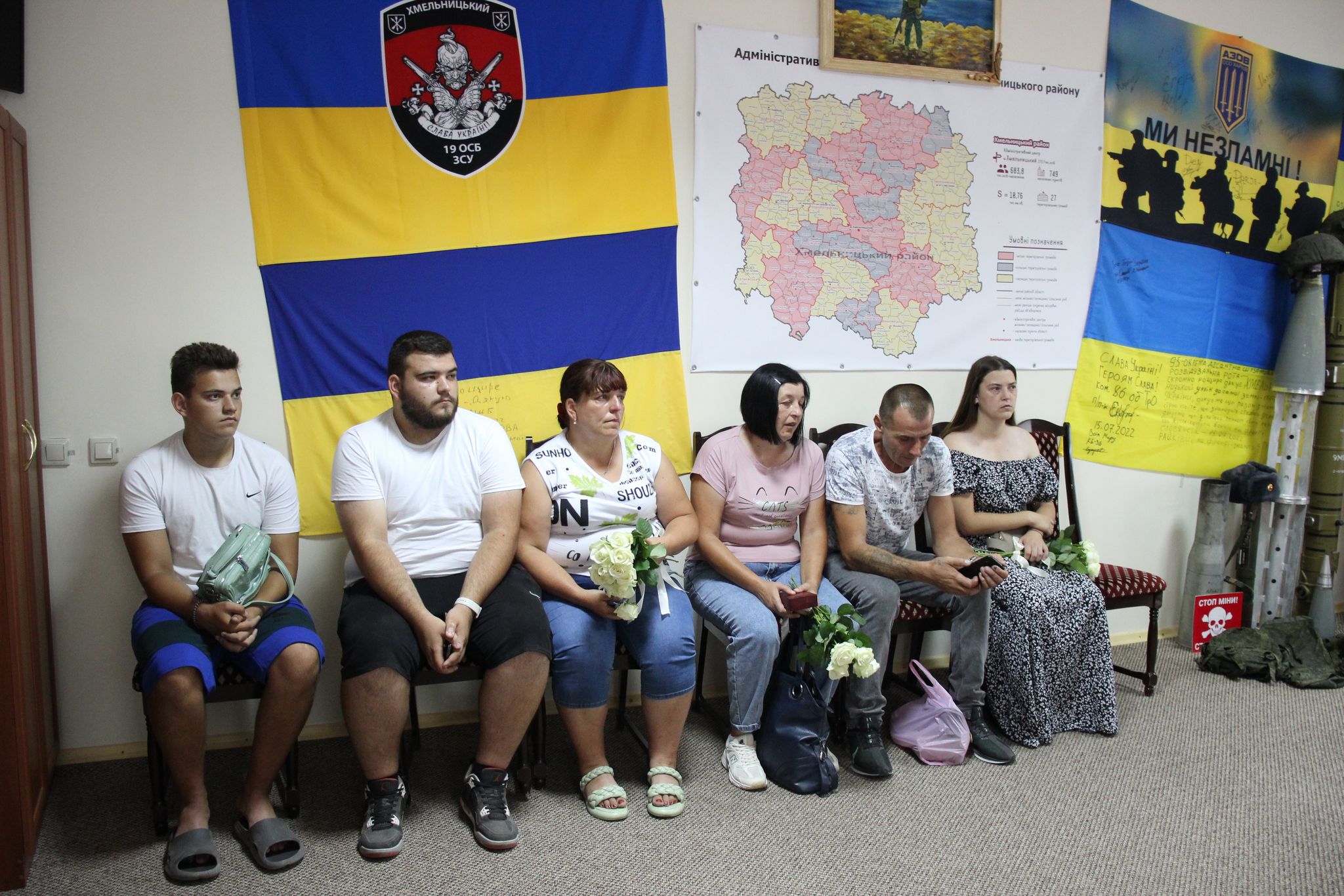 Новини Хмельницького - фото з Рідним загиблих військових з Хмельницького району передали державні нагороди