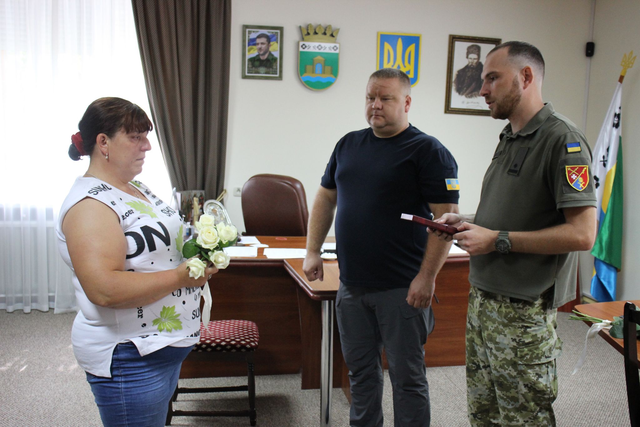 Новини Хмельницького - фото з Рідним загиблих військових з Хмельницького району передали державні нагороди