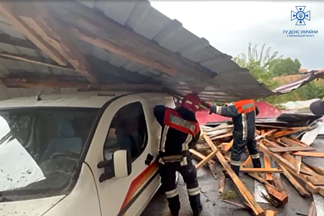 Новини Хмельницького - фото з Зірвані дахи, знівечені авто, обірвані електролінії. Наслідки буревію в Хмельницькій області