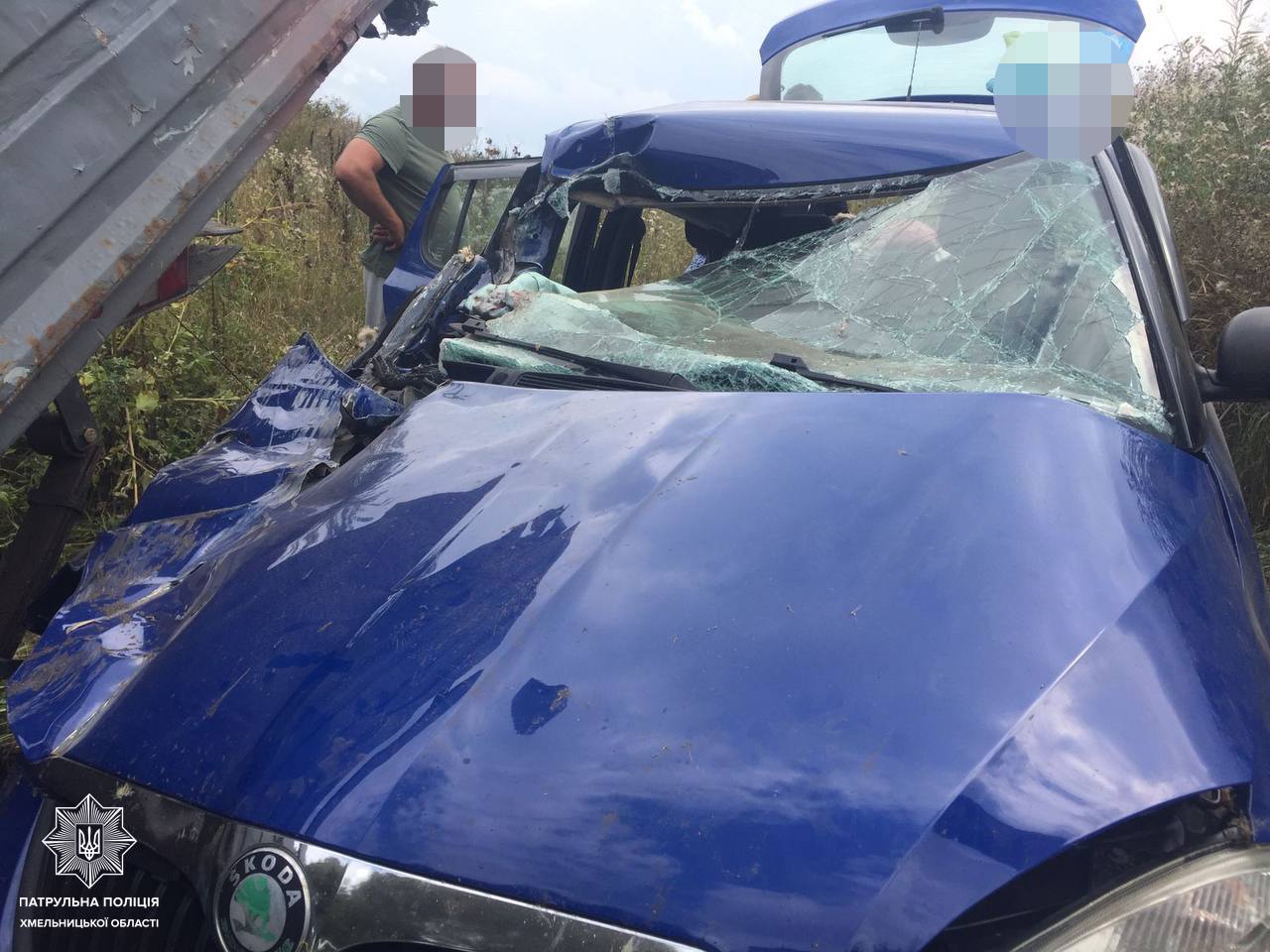 Новини Хмельницького - фото з ДТП на трасі: легковик “Skoda” врізався у вантажівку