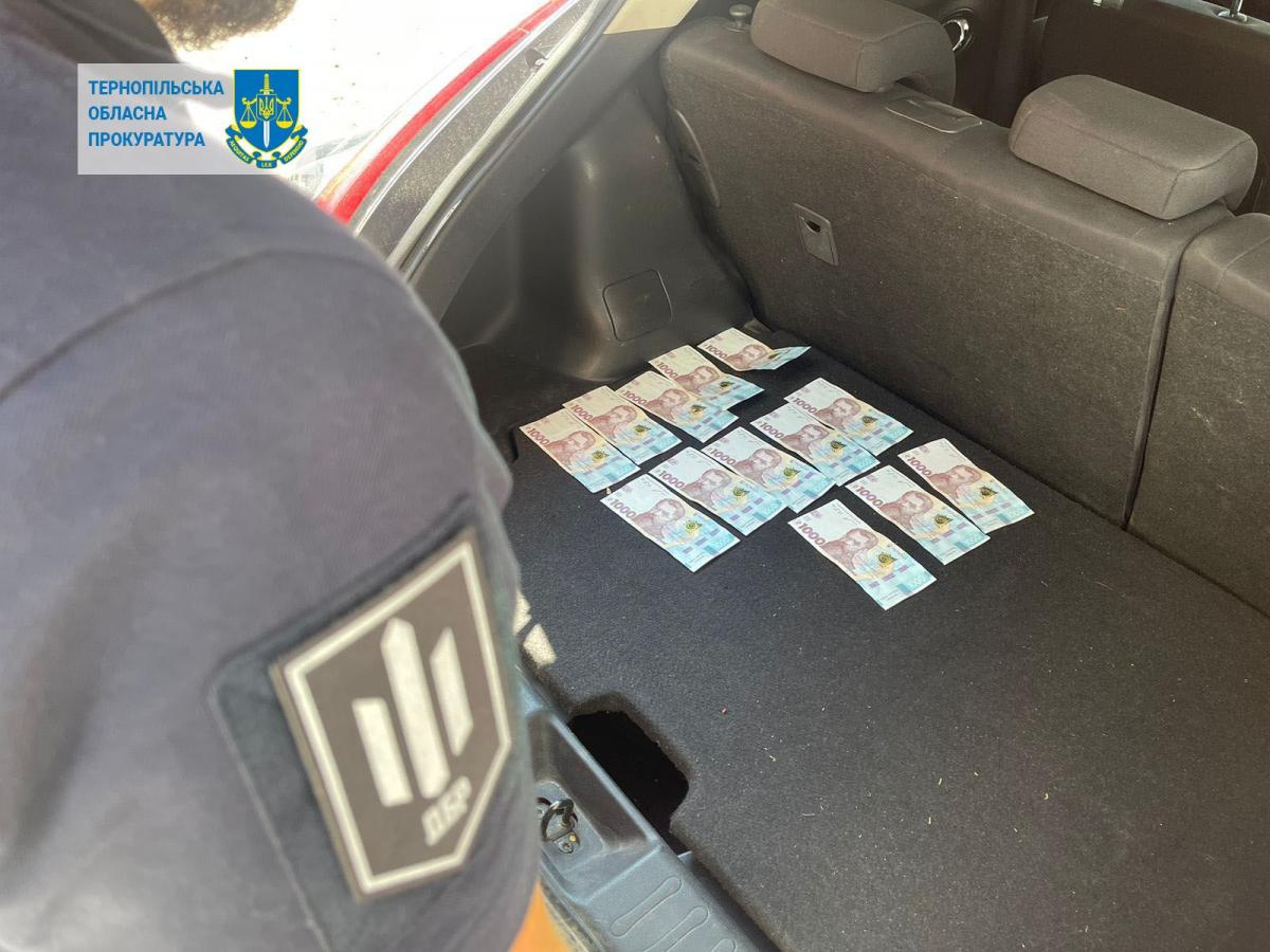 Новини Тернополя - фото з На хабарі спіймали посадовця Держпродспоживслужби. Як кажуть у ДБР, «данину» збирав щомісяця