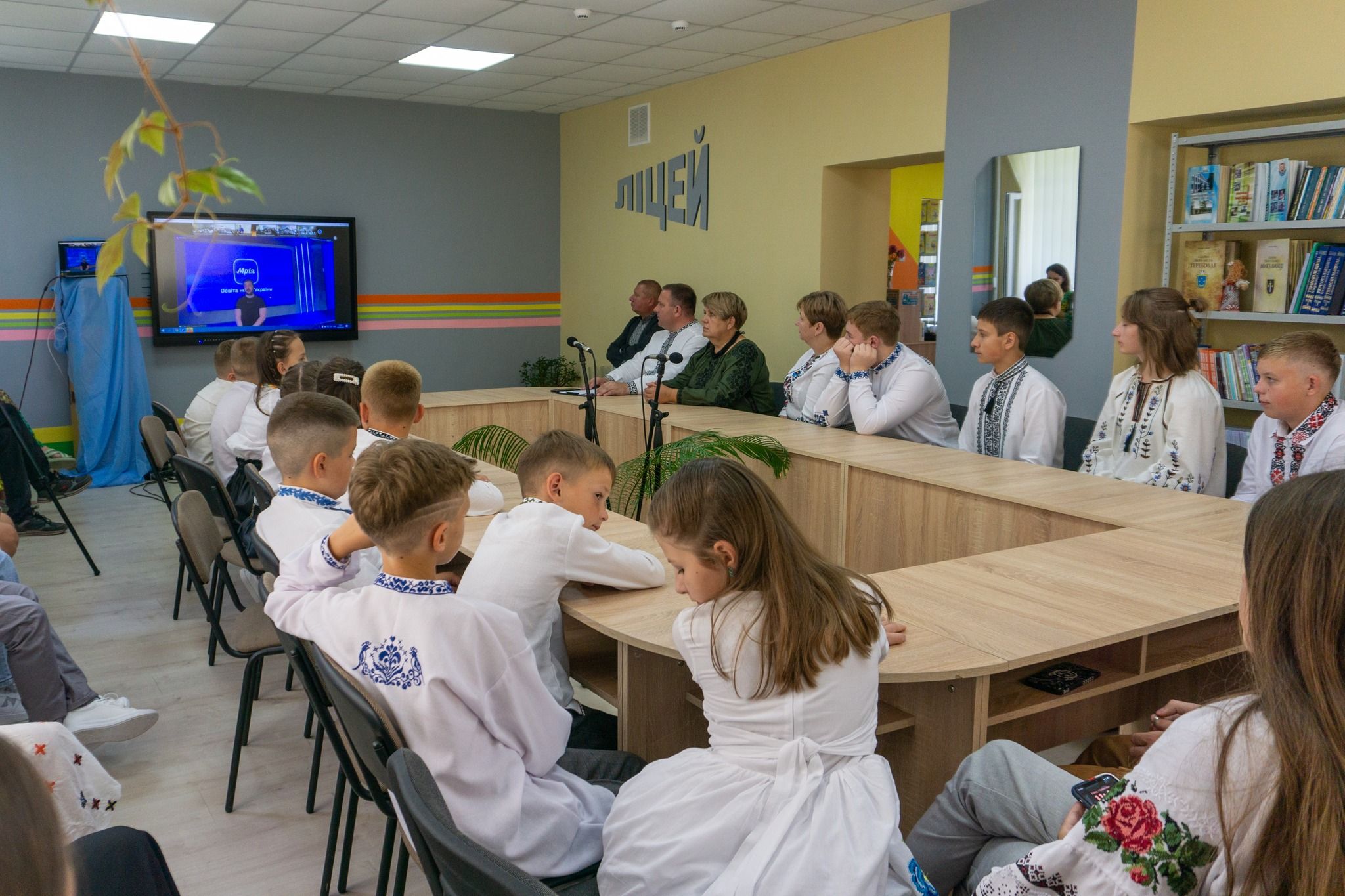 Новини Тернополя - фото з Президент Зеленський поспілкувався з школярами ліцею на Тернопільщині та привітав їх з Днем знань