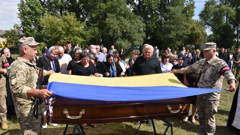 Новини Хмельницького - фото з У Старокостянтинові поховали пілота, який загинув в авіакатастрофі "Мі-8" на Донеччині