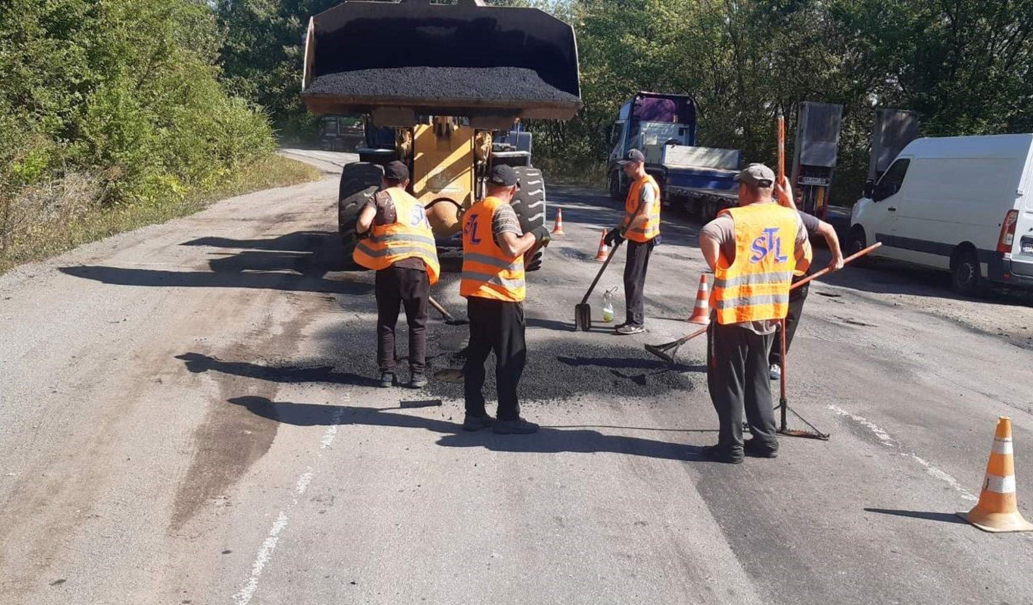 Новини Хмельницького - фото з Дорожники “латають” ями поблизу Старокостянтинова