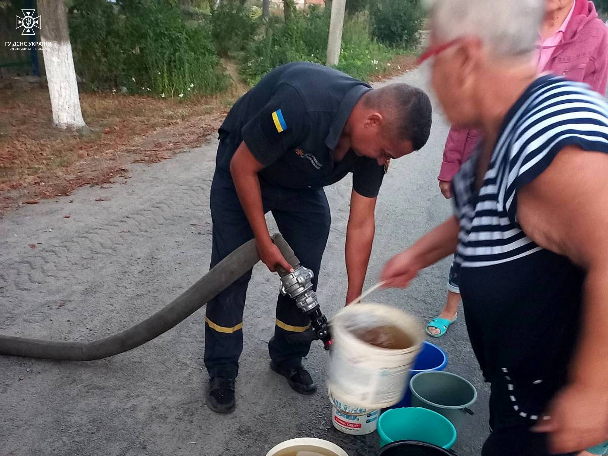 Новини Житомира - фото з Через аварію на мережі водопостачання у Малині кілька діб немає води: рятувальники забезпечують підвіз технічної води для населення