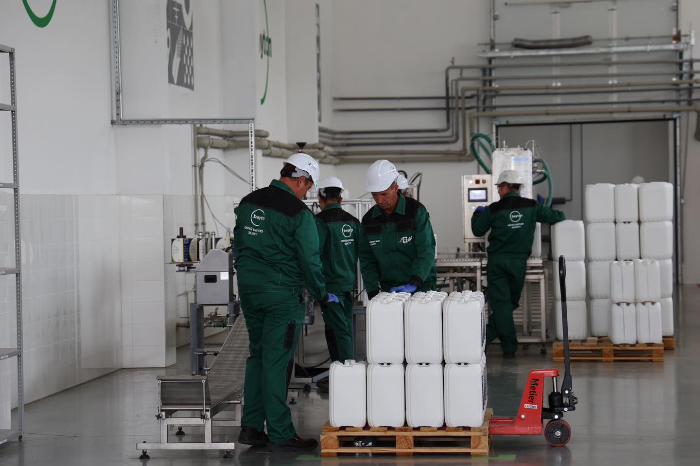 Новини Хмельницького - фото з У Хмельницькій громаді відкрили завод з виробництва агрохімікатів Возможно, это изображение 4 человека и текст