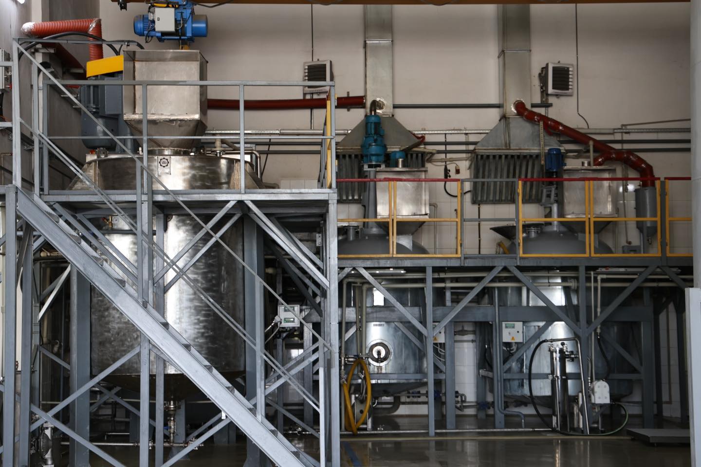 Новини Хмельницького - фото з У Хмельницькій громаді відкрили завод з виробництва агрохімікатів Возможно, это изображение нефтеперерабатывающий завод