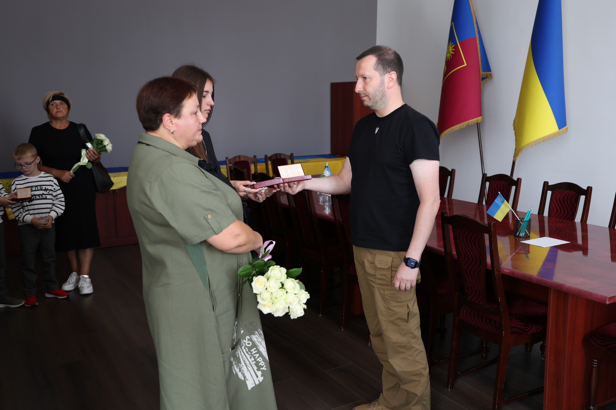 Новини Хмельницького - фото з Чотирьох загиблих військових посмертно нагородили орденами На зображенні може бути: 4 людини та текст