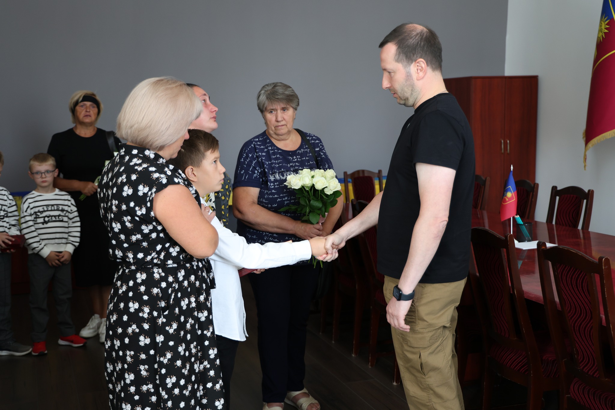 Новини Хмельницького - фото з Чотирьох загиблих військових посмертно нагородили орденами На зображенні може бути: 6 людей