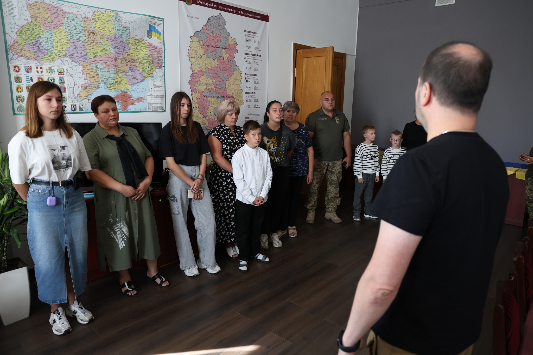 Новини Хмельницького - фото з Чотирьох загиблих військових посмертно нагородили орденами На зображенні може бути: 8 людей та текст