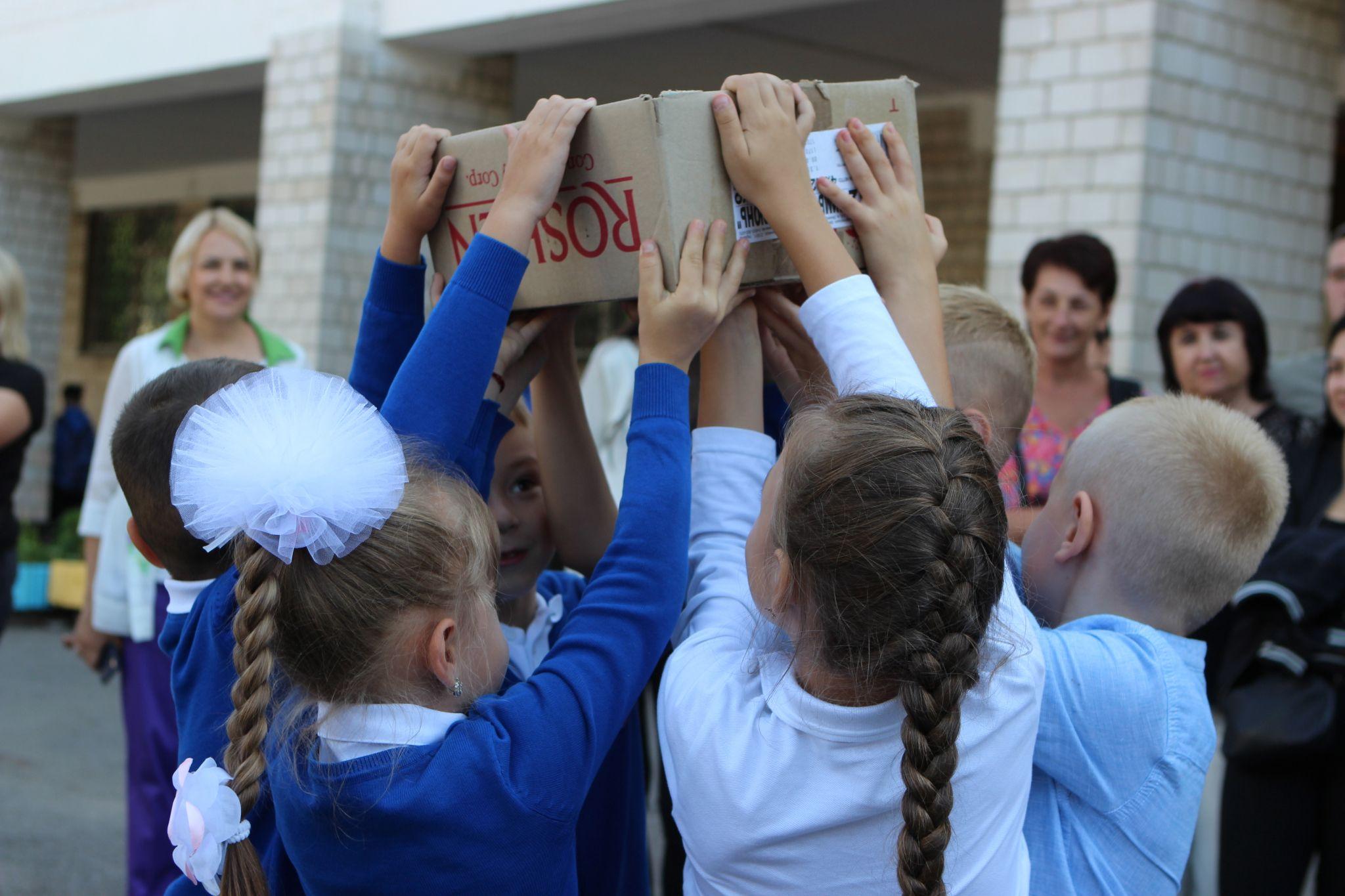 Новини Вінниці - фото з «Робимо це заради України». У 27-му ліцеї зібрали понад двісті тисяч гривень та передали їх захисникам