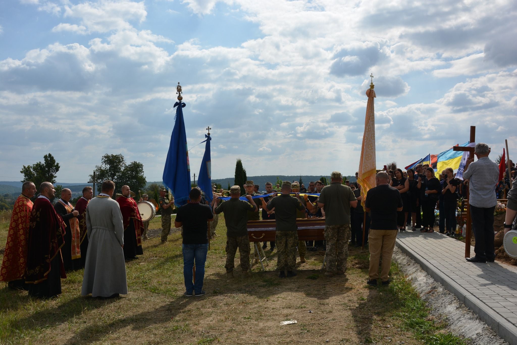 Новини Тернополя - фото з У Теребовлі провели в останню дорогу Героя Петра Ратушняка