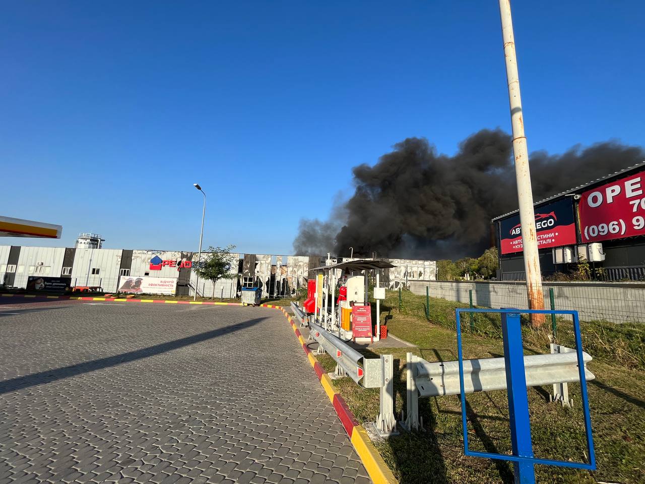 Новини Тернополя - фото з Тернопіль вкрив густий чорний дим. Усе через масштабну пожежу на Микулинецькій