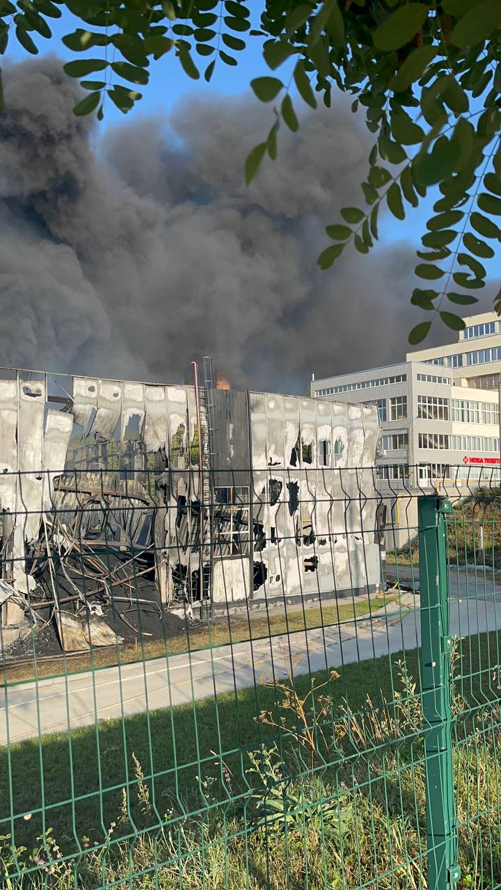 Новини Тернополя - фото з Тернопіль вкрив густий чорний дим. Усе через масштабну пожежу на Микулинецькій