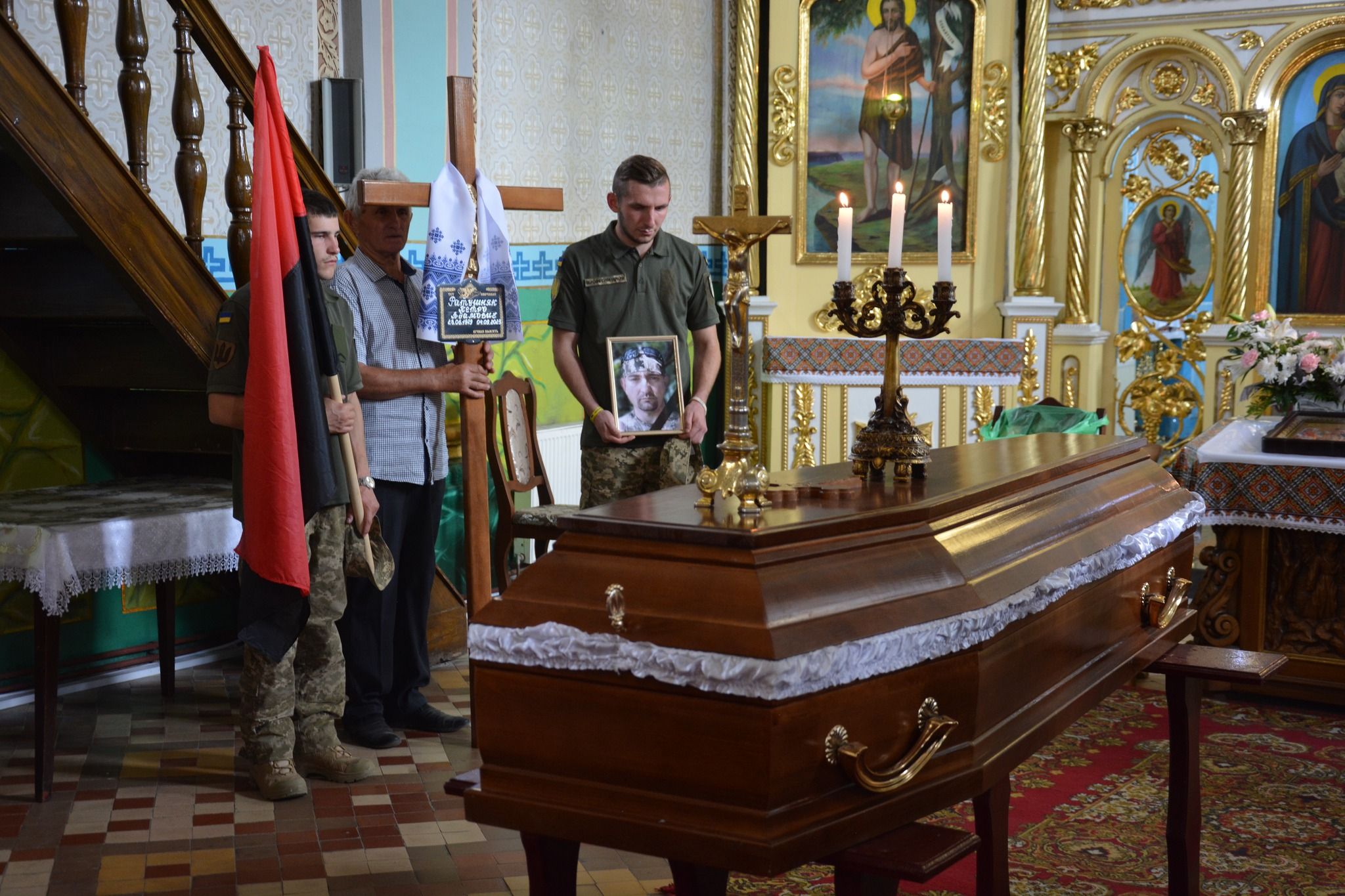 Новини Тернополя - фото з У Теребовлі провели в останню дорогу Героя Петра Ратушняка