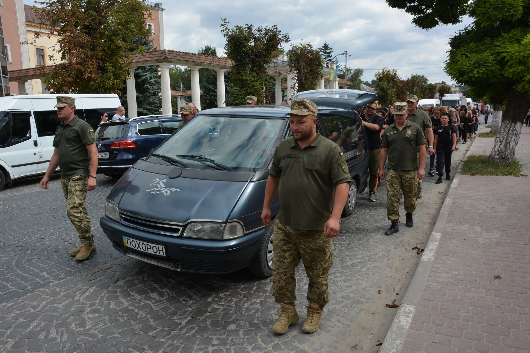 Новини Тернополя - фото з У Теребовлі провели в останню дорогу Героя Петра Ратушняка