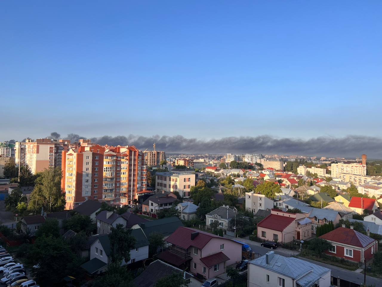 Новини Тернополя - фото з Тернопіль вкрив густий чорний дим. Усе через масштабну пожежу на Микулинецькій