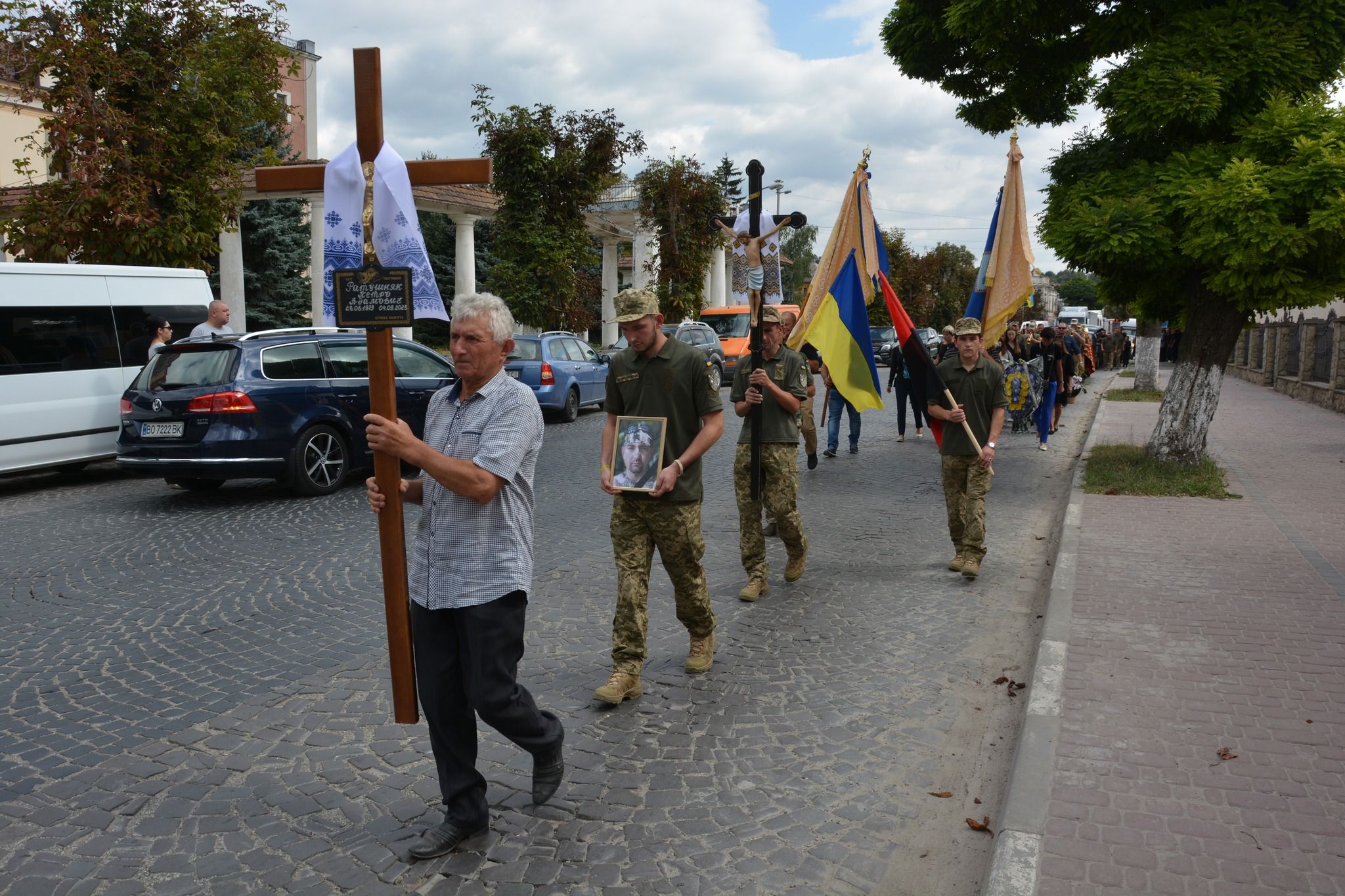 Новини Тернополя - фото з У Теребовлі провели в останню дорогу Героя Петра Ратушняка