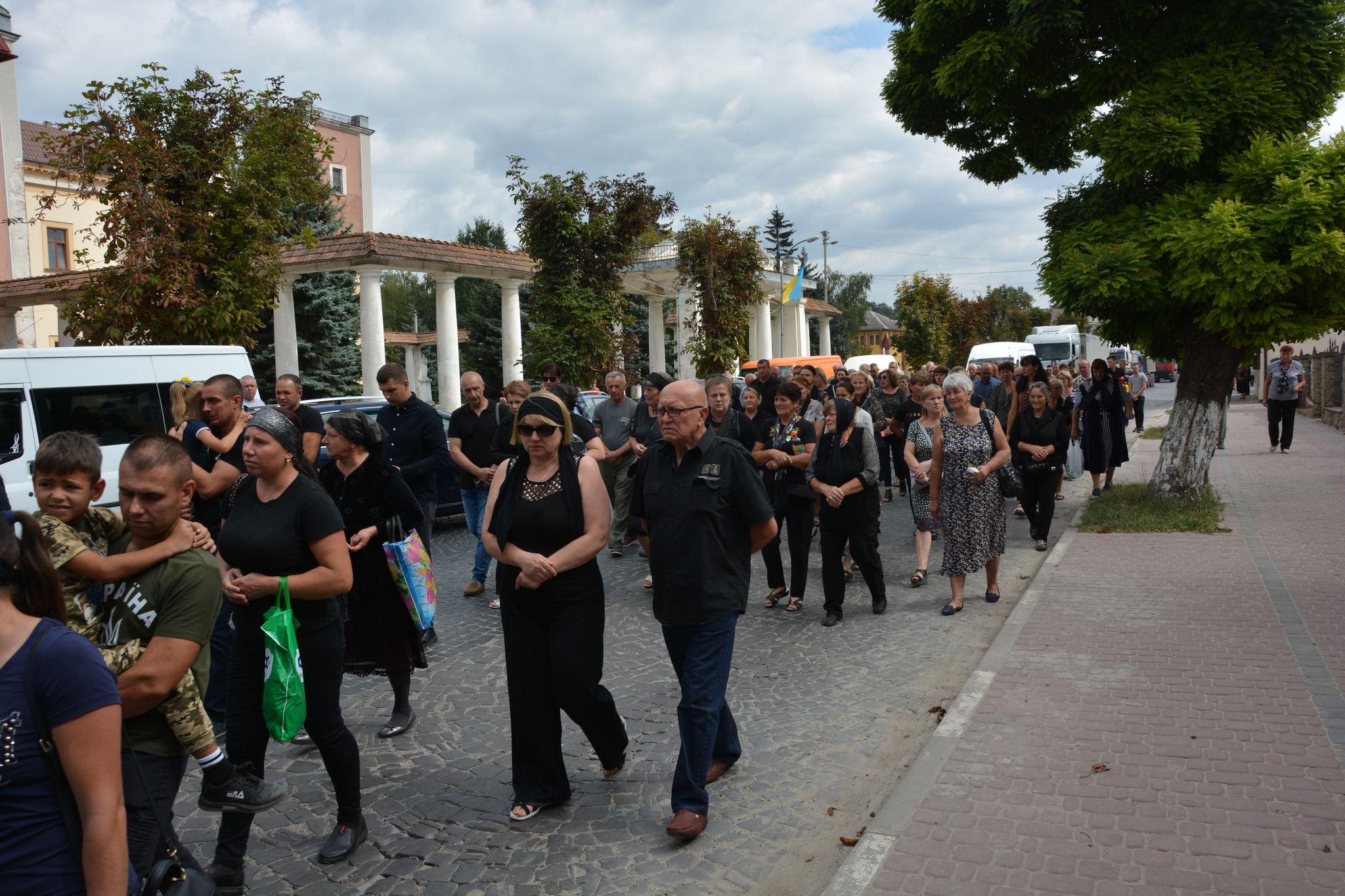 Новини Тернополя - фото з У Теребовлі провели в останню дорогу Героя Петра Ратушняка