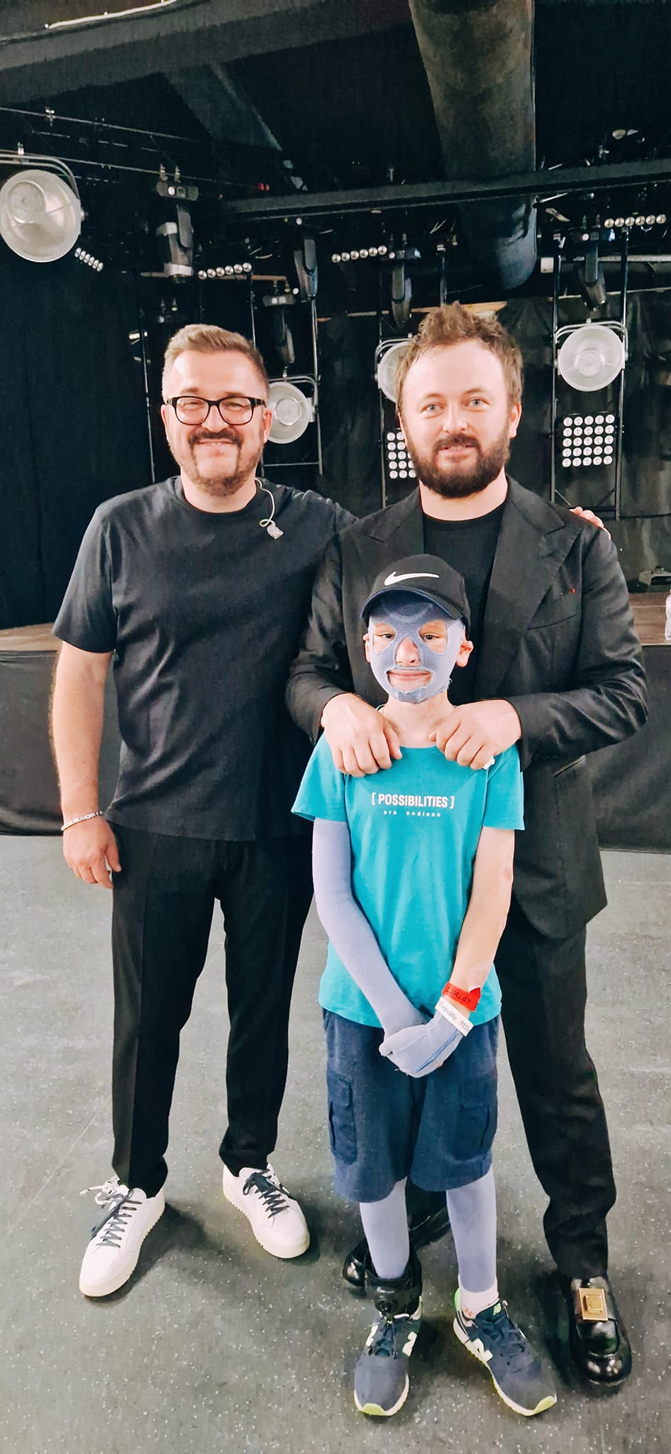 Новини Вінниці - фото з Ромчик, який дивом вижив після ракетного обстрілу Вінниці, повернувся з Німеччини в Україну