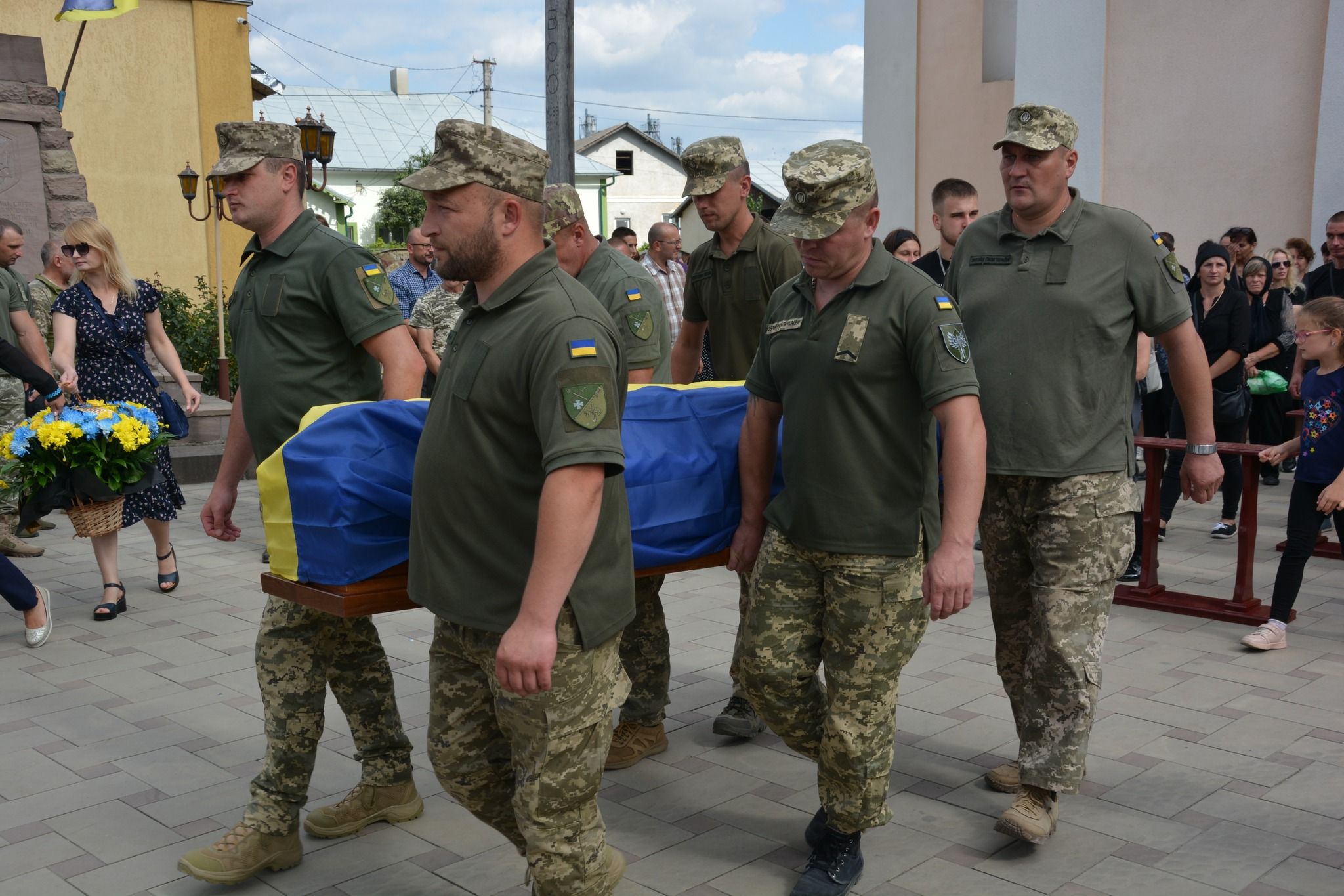 Новини Тернополя - фото з У Теребовлі провели в останню дорогу Героя Петра Ратушняка