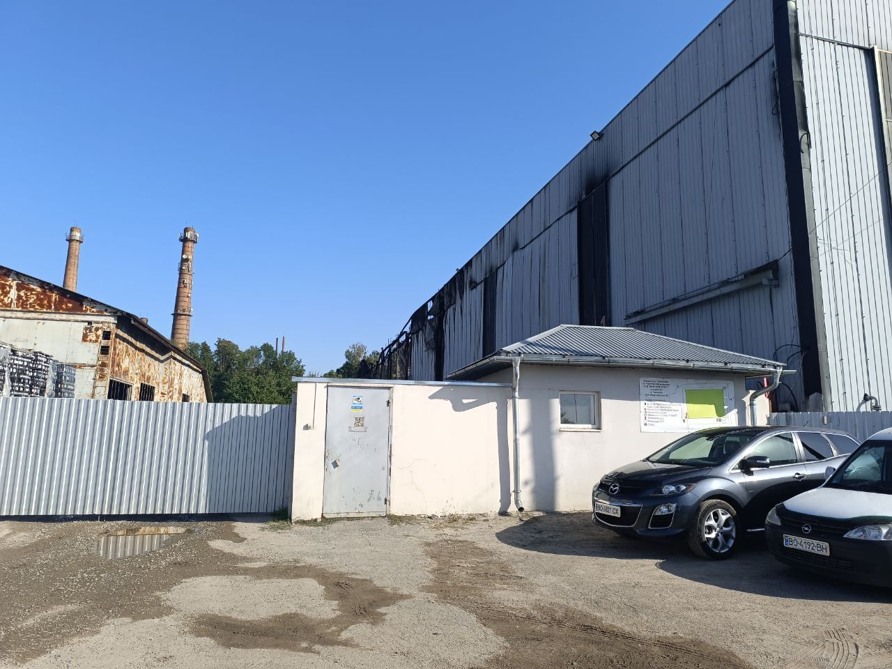 Новини Тернополя - фото з Приміщення вигоріло, у сусідніх будинках потріскали вікна: наслідки пожежі на підприємстві у Тернополі