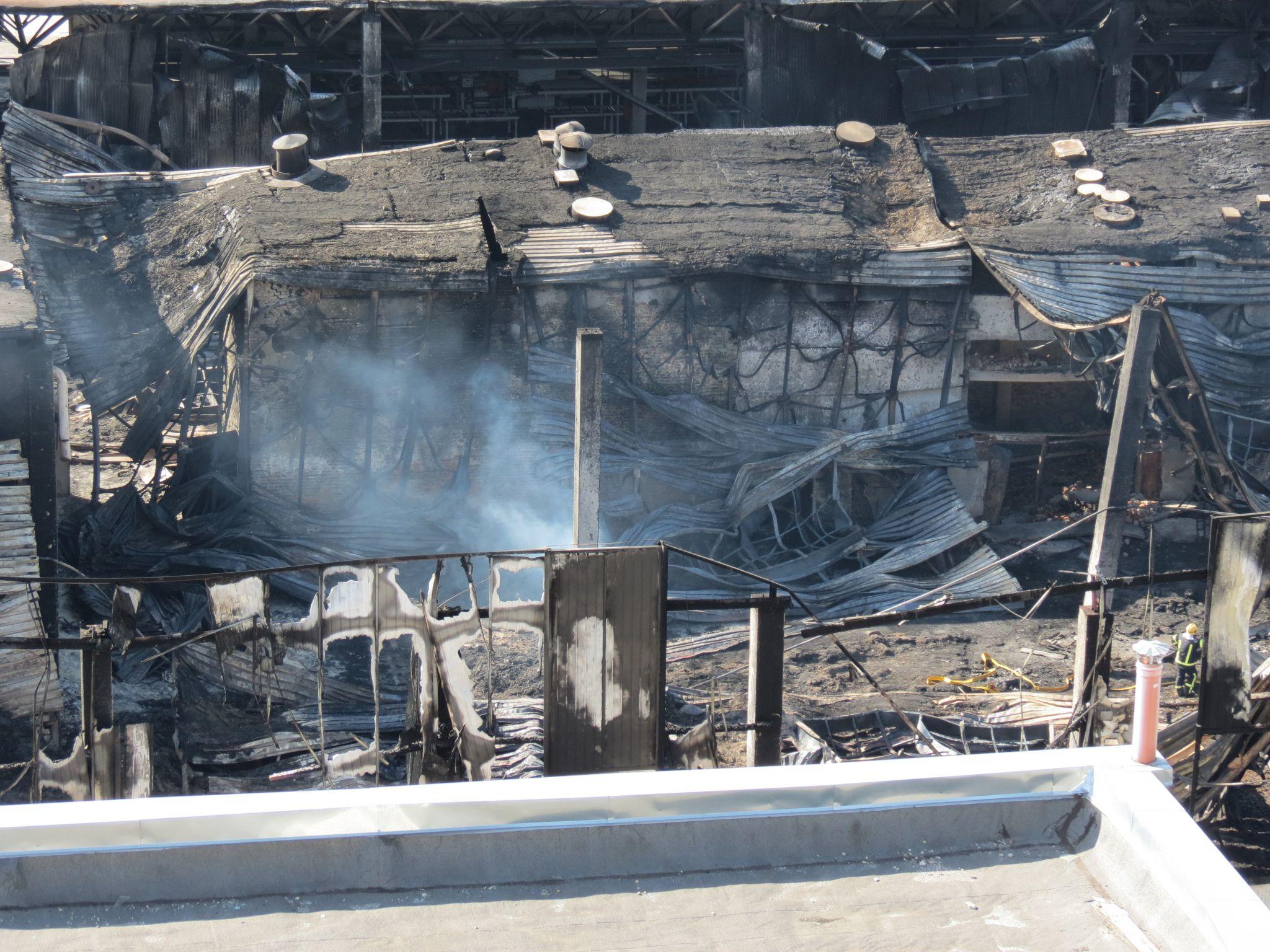 Новини Тернополя - фото з Приміщення вигоріло, у сусідніх будинках потріскали вікна: наслідки пожежі на підприємстві у Тернополі