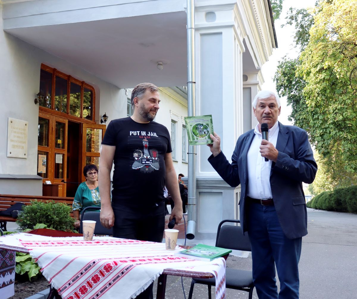 Новини Вінниці - фото з Музею Пирогова передали весільний рушник Яни Рихліцької. Що розповіла мати бойової медикині?