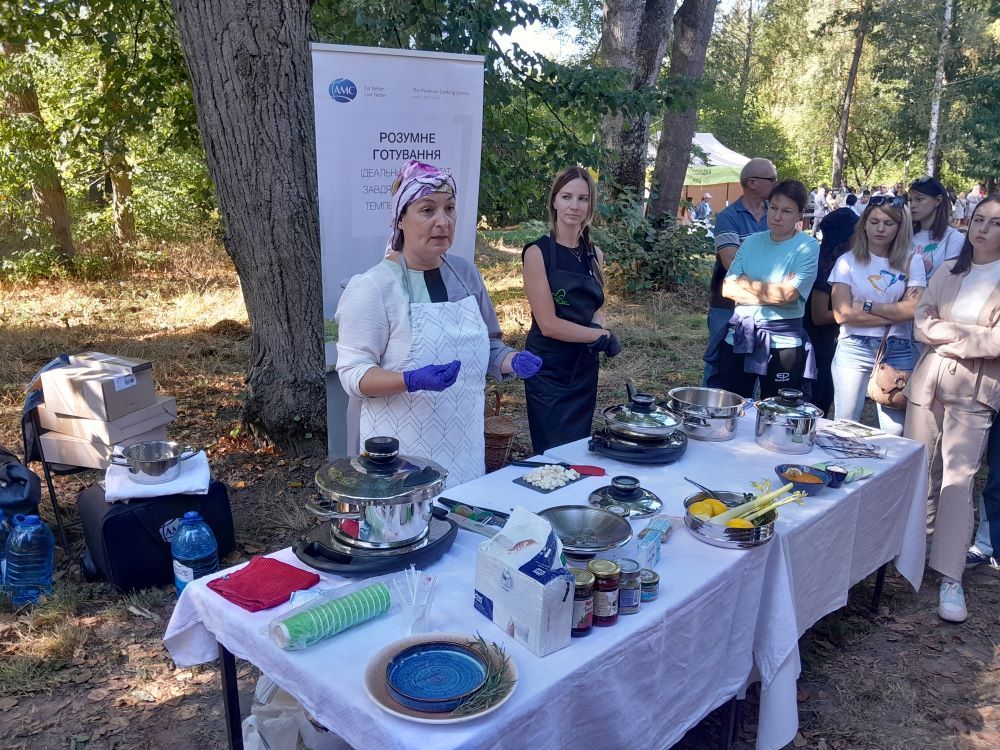 Новини Вінниці - фото з Музею Пирогова передали весільний рушник Яни Рихліцької. Що розповіла мати бойової медикині?