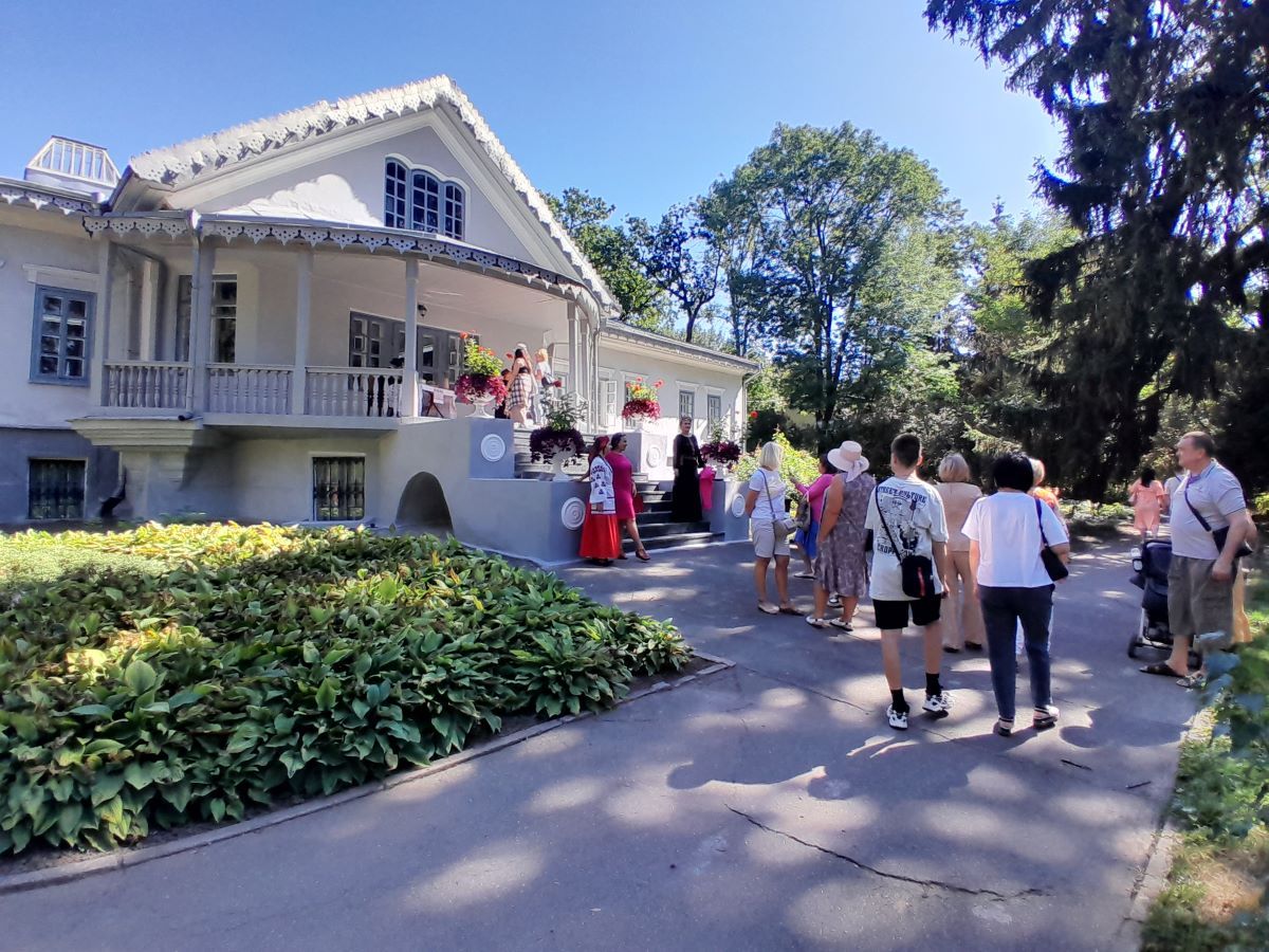 Новини Вінниці - фото з Музею Пирогова передали весільний рушник Яни Рихліцької. Що розповіла мати бойової медикині?