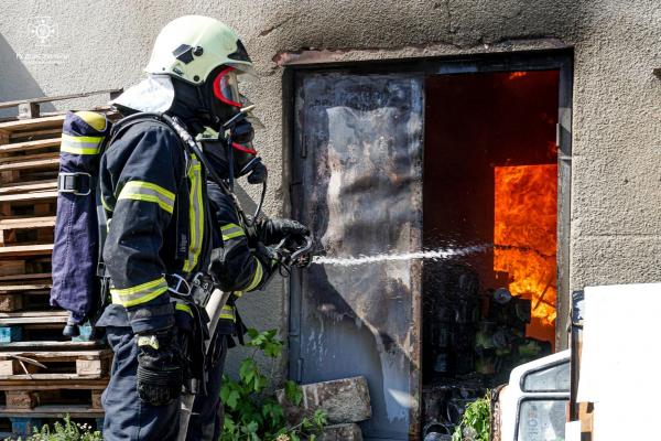 Новини Тернополя - фото з У Тернополі горів склад з олією. Пожежники показали наслідки