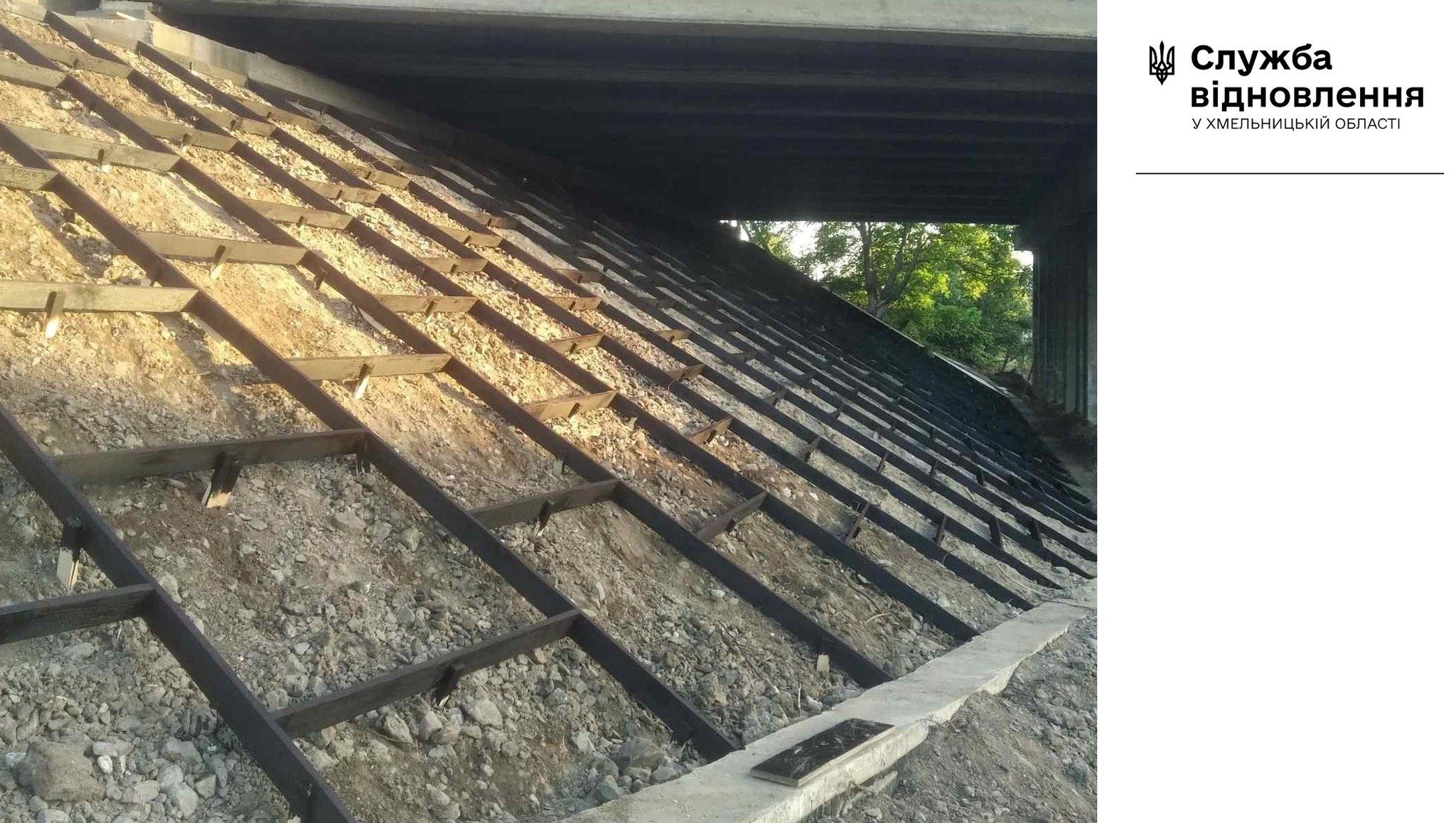 Новини Хмельницького - фото з Дорожники ремонтують залізничний міст на виїзді з Хмельницького