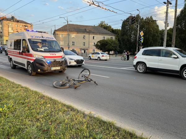 Новини Тернополя - фото з На дамбі Тернопільського ставу ДТП з велосипедистом. На Руській затори