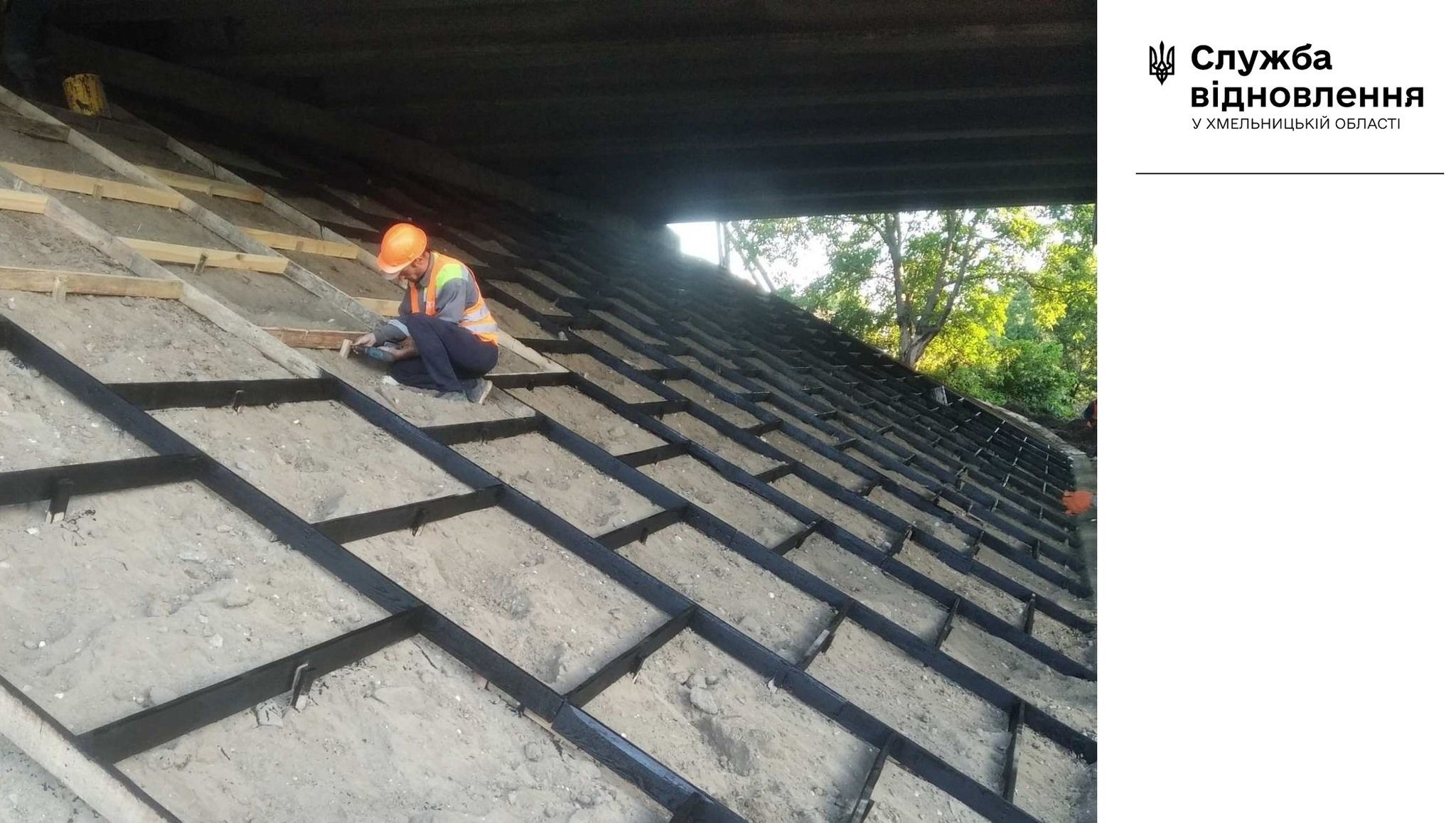 Новини Хмельницького - фото з Дорожники ремонтують залізничний міст на виїзді з Хмельницького