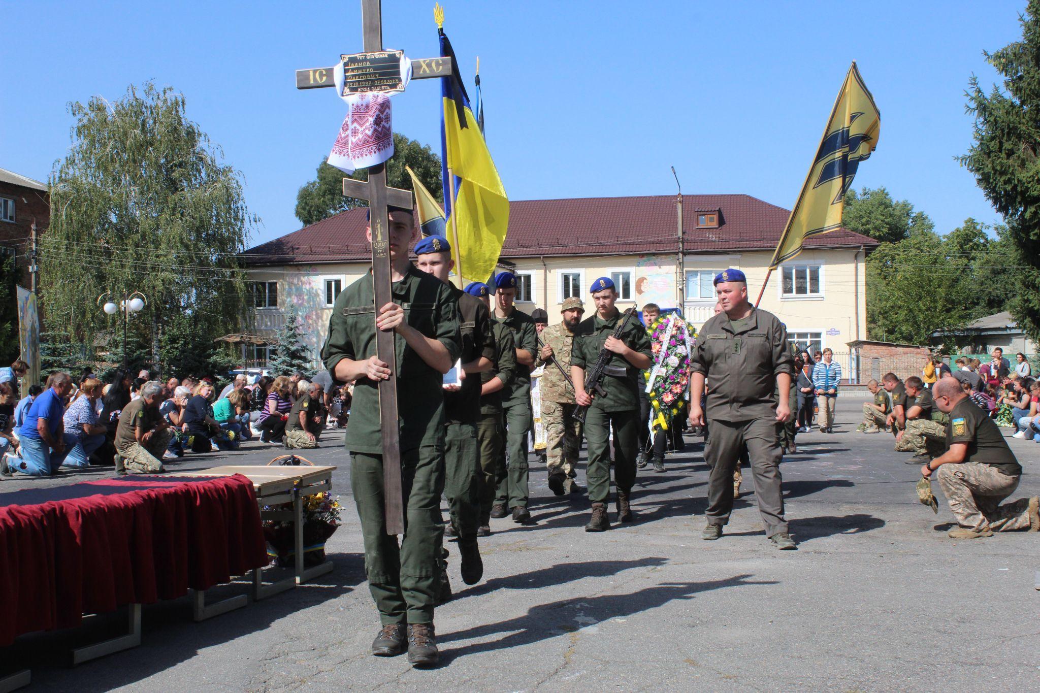Новини Козятина - фото з «Я чоловік і я повинен йти». Козятин провів в останню дорогу Дмитра Іванова