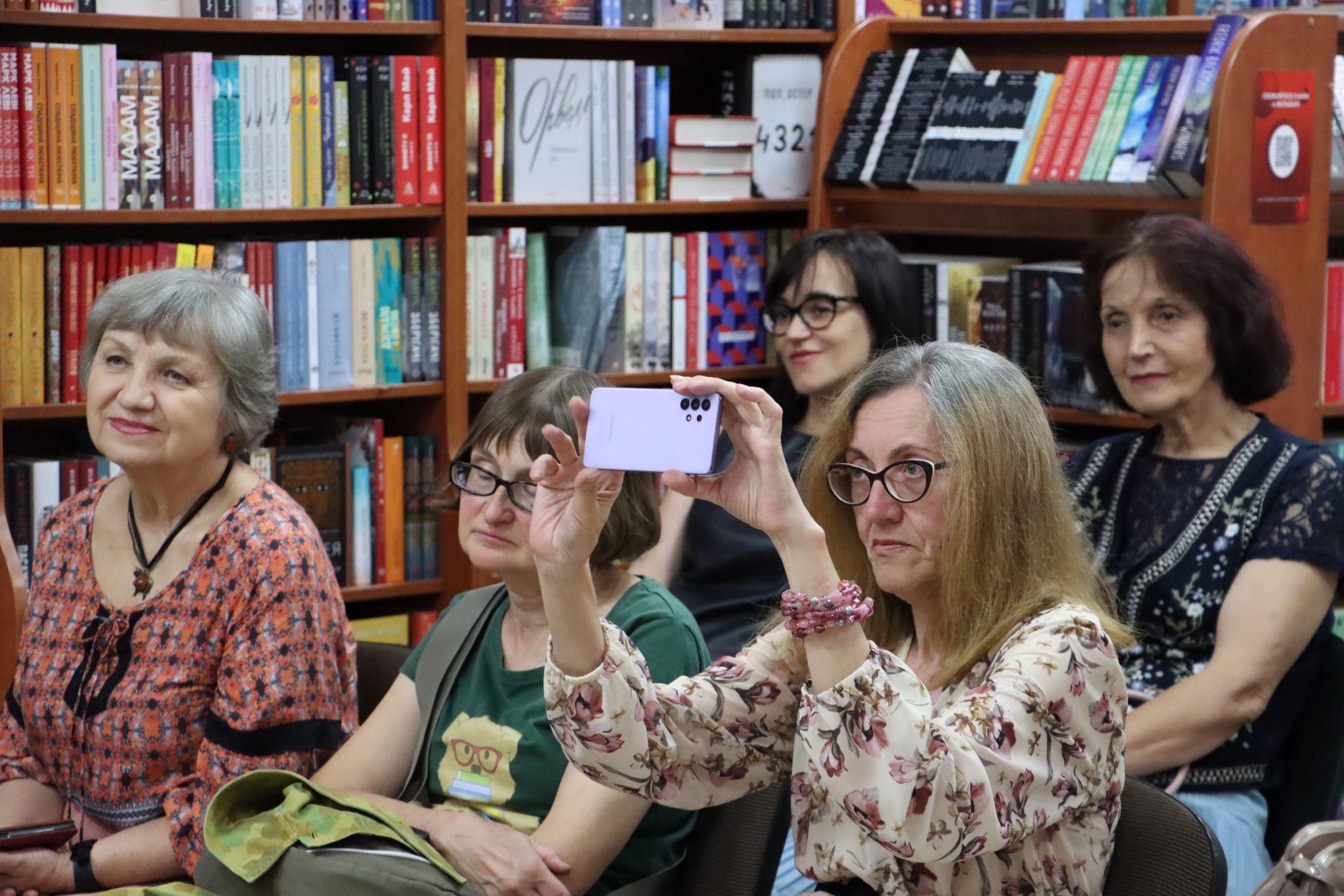 Новини Тернополя - фото з Жити і писати з любов’ю: про що книга загиблого героя Олександра Осадка? Ми побували на презентації