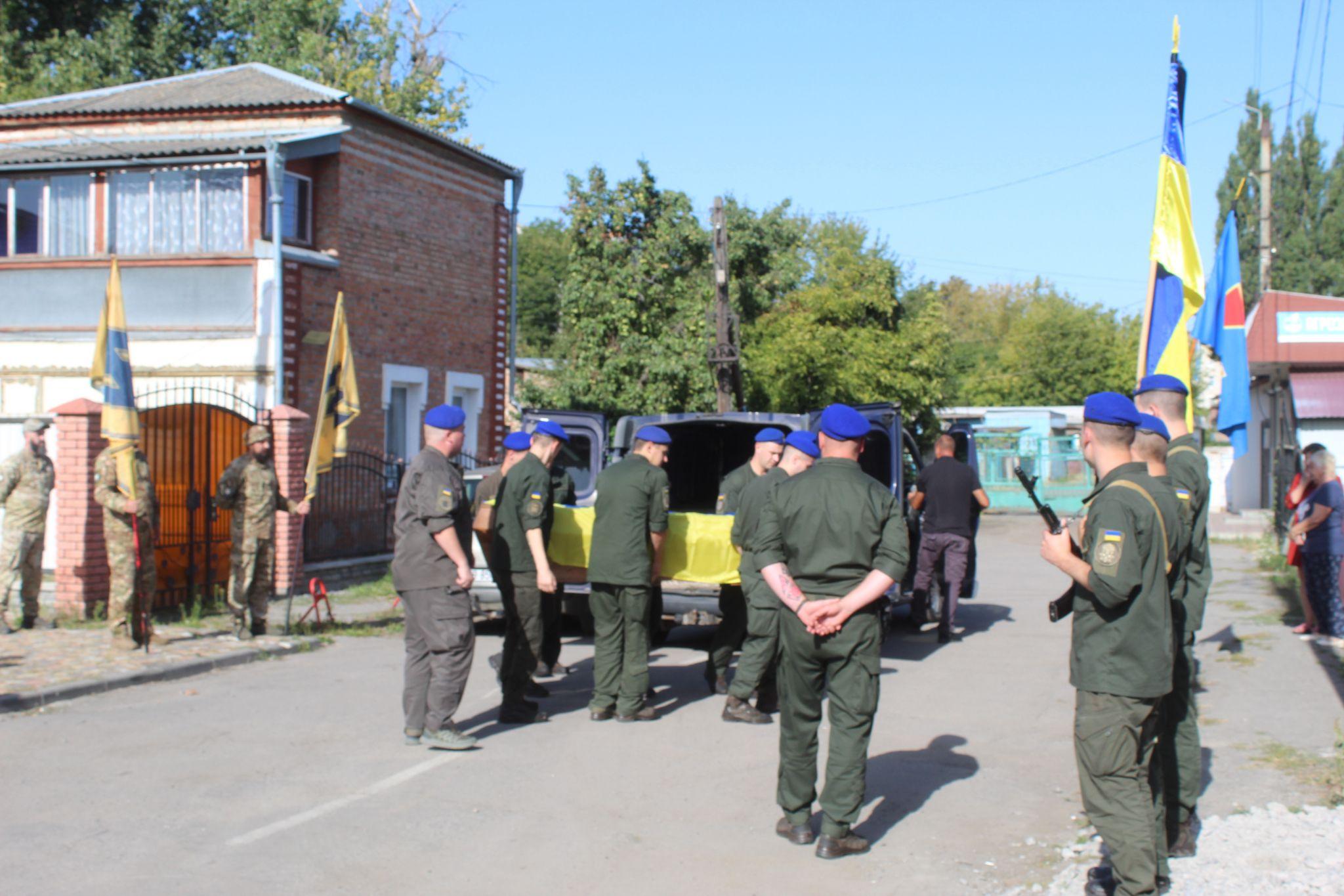 Новини Козятина - фото з «Я чоловік і я повинен йти». Козятин провів в останню дорогу Дмитра Іванова