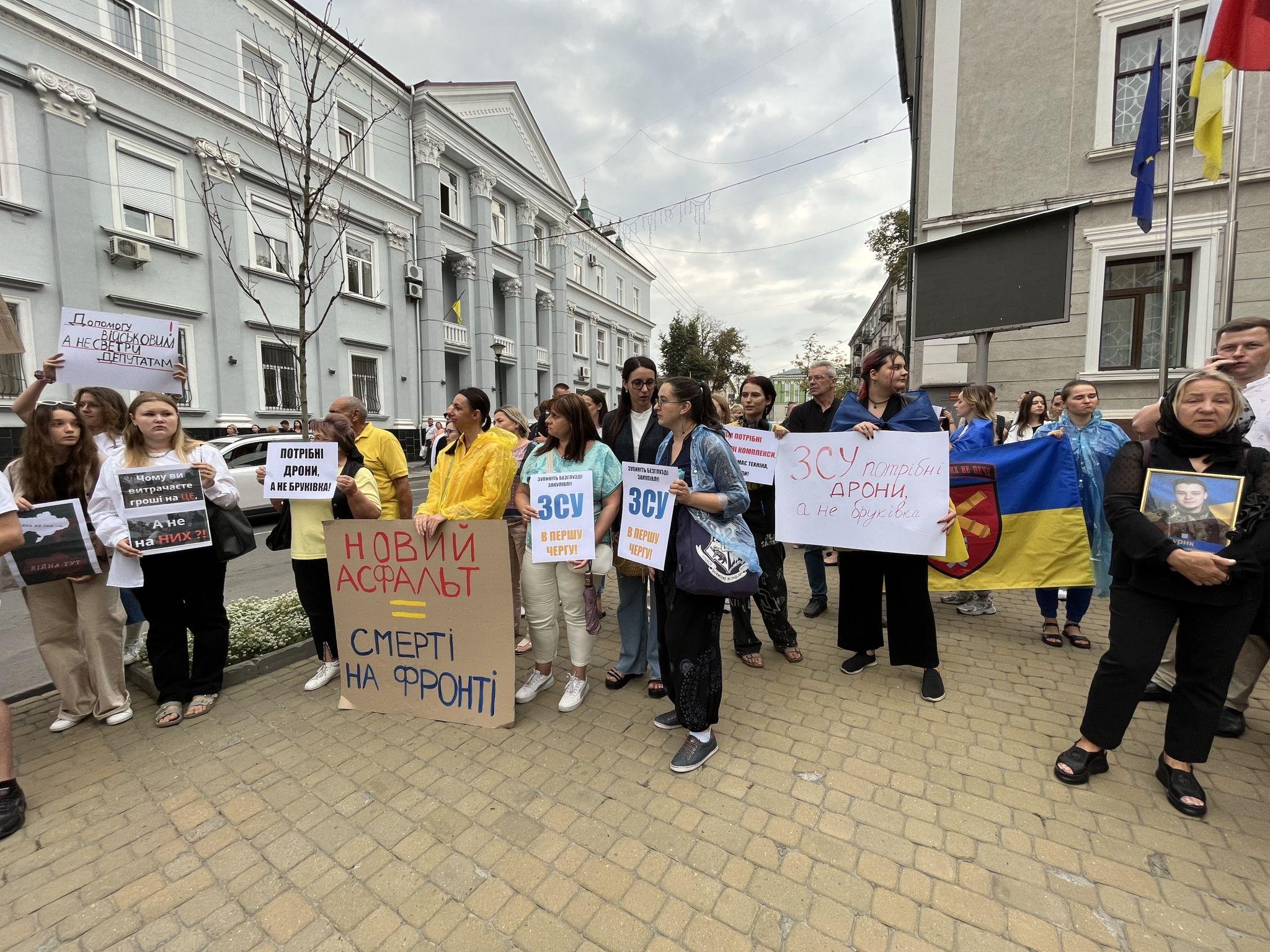 Новини Тернополя - фото з Бруківка зачекає, а ЗСУ треба зараз: тернополяни вийшли на мітинг до міської ради